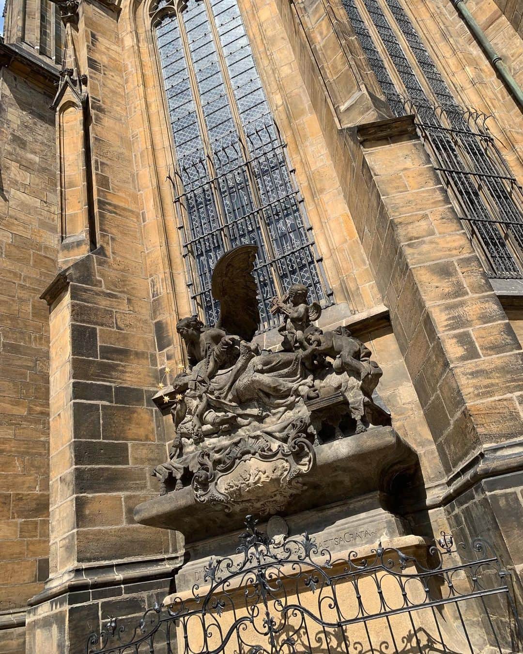 平野綾さんのインスタグラム写真 - (平野綾Instagram)「プラハ城に来ました！﻿ ﻿ もう全ての建物が凄すぎて、一体どれがお城なの？って感じなんですが、﻿ 写真は中心に位置する聖ヴィート大聖堂です。﻿ ﻿ お天気との相性が良すぎて💦﻿ 物凄い景色を見させてもらっています‼︎﻿ ﻿ この後、この南塔に登ることになるのですが、﻿ 想像を絶する試練が待ち構えていました😱﻿ 動画上げたので、是非そちらもご覧ください。﻿ ﻿ ﻿ #praguecastle #プラハ城﻿ #katedralasvvita #聖ヴィート大聖堂﻿ #prague #praha #プラハ ﻿ #českárepublika #チェコ  #ayahirano #平野綾」7月2日 15時57分 - a_ya.hirano