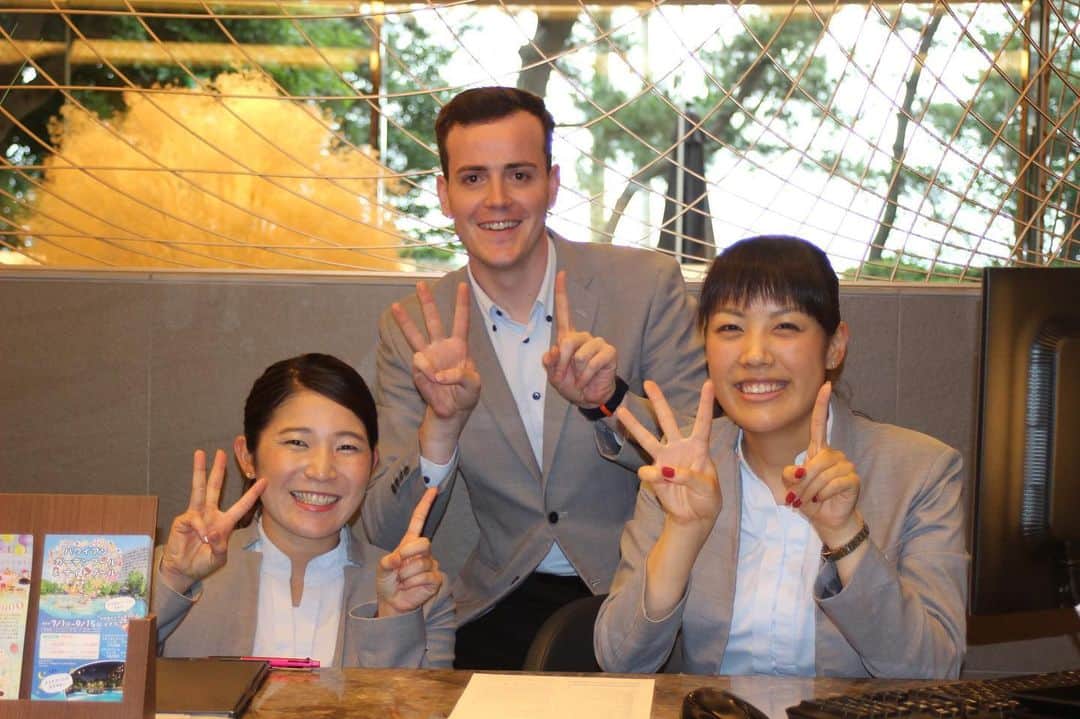 ヒルトン東京ベイ Hilton Tokyo Bayさんのインスタグラム写真 - (ヒルトン東京ベイ Hilton Tokyo BayInstagram)「さて💡チームメンバーが何のポーズをしているか……わかりますか？🤔正解は5枚目を！ . あいにくのお天気ですが、社内はお祝いムード🎉なぜなら……ヒルトン東京ベイは本日2019年7月2日に開業31周年を迎えました🥳🎉 今後ともヒルトン東京ベイをよろしくお願いいたします😊 . Today marks a special day for Hilton Tokyo Bay as we are celebrating our 31st birthday!🎉🍾 Thank you for your warm support always!😊 . #ヒルトン東京ベイ #東京ディズニーリゾート #舞浜 #31周年 #ありがとう #感謝 #31年分のありがとう #チーム #ホテル #写真好きな人と繋がりたい #hiltontokyobay #hilton #maihama #tokyodisneyresort #31stanniversary #weareoneteam #wearehilton #wearehospitality #travelwithpurpose #gptw #greatplacetowork #hilton2030」7月2日 15時59分 - hiltontokyobay