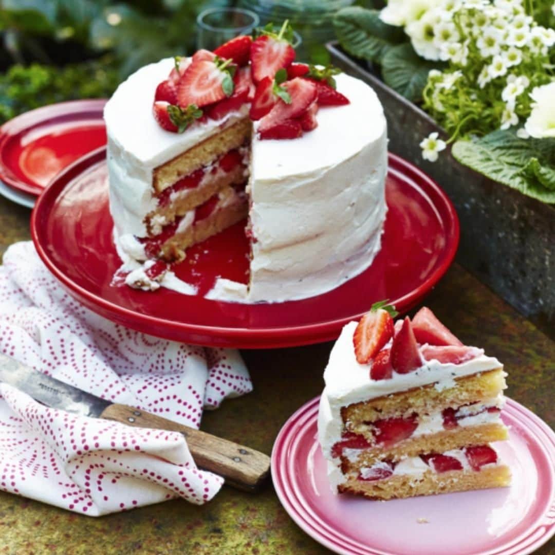 レイチェル・クーさんのインスタグラム写真 - (レイチェル・クーInstagram)「Nothing screams summer louder than vibrant fresh strawberries 🍓🍓 For a really decadent (and super impressive) dessert, try whipping up my strawberry and cream layer cake from #RKKitchenNotebook 🍰Recipe 👉 http://bit.ly/rk-strawb 📸: @davidloftus . . . . . . . #RachelKhoo #recipe #strawberry #strawberries #cake #CakeRecipe #summer #SummerRecipe #KitchenNotebook」7月2日 16時10分 - rachelkhooks