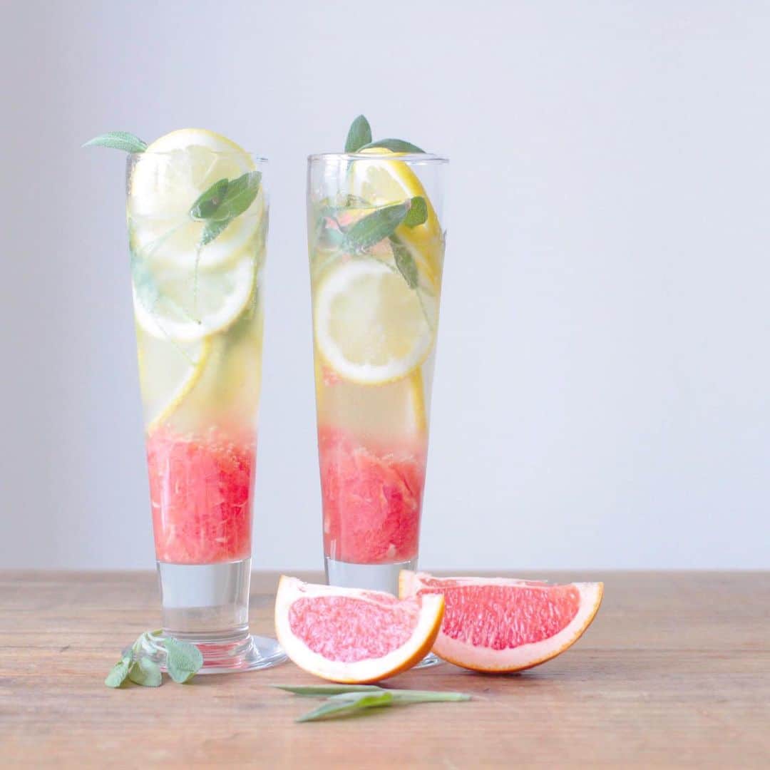 mai_smoothieのインスタグラム：「グレープフルーツ&レモン&セージの炭酸水 grapefruit & lemon & sage sparkling water」