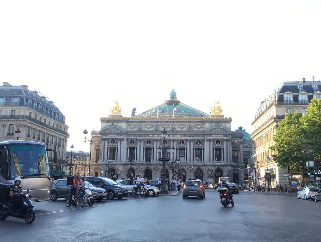 黒山健一さんのインスタグラム写真 - (黒山健一Instagram)「パリなぁう❗️ ある男が、つぶやいた❗️ …金があったら、パリでテキトーに住みたいわ❗️… 名言やな😊」7月2日 7時26分 - kenichi_kuroyama