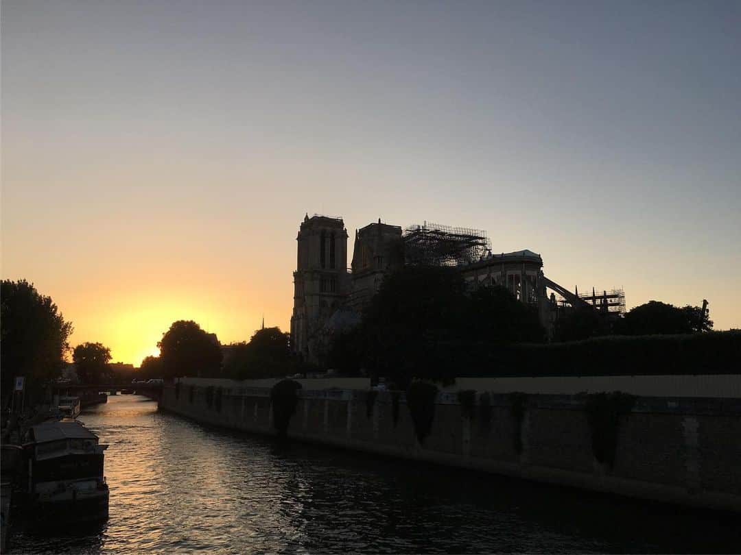 黒山健一さんのインスタグラム写真 - (黒山健一Instagram)「パリなぁう❗️ ある男が、つぶやいた❗️ …金があったら、パリでテキトーに住みたいわ❗️… 名言やな😊」7月2日 7時26分 - kenichi_kuroyama