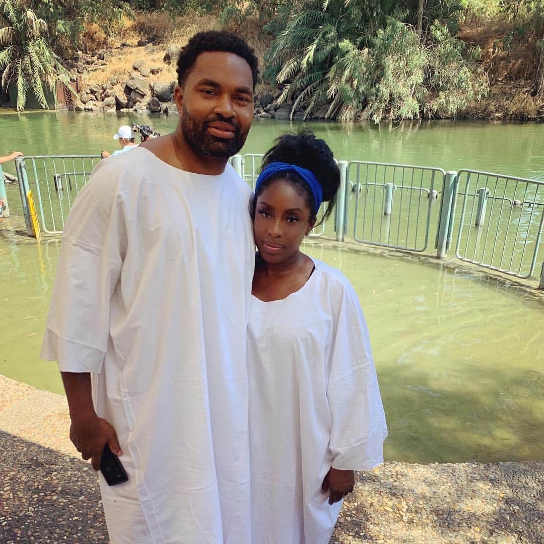 ジェロッド・マヨのインスタグラム：「Me and the wife catching our Blessings in Israel. The experience was unreal to say the least. I can’t wait to take our kids to Isreal 🙏🏾」