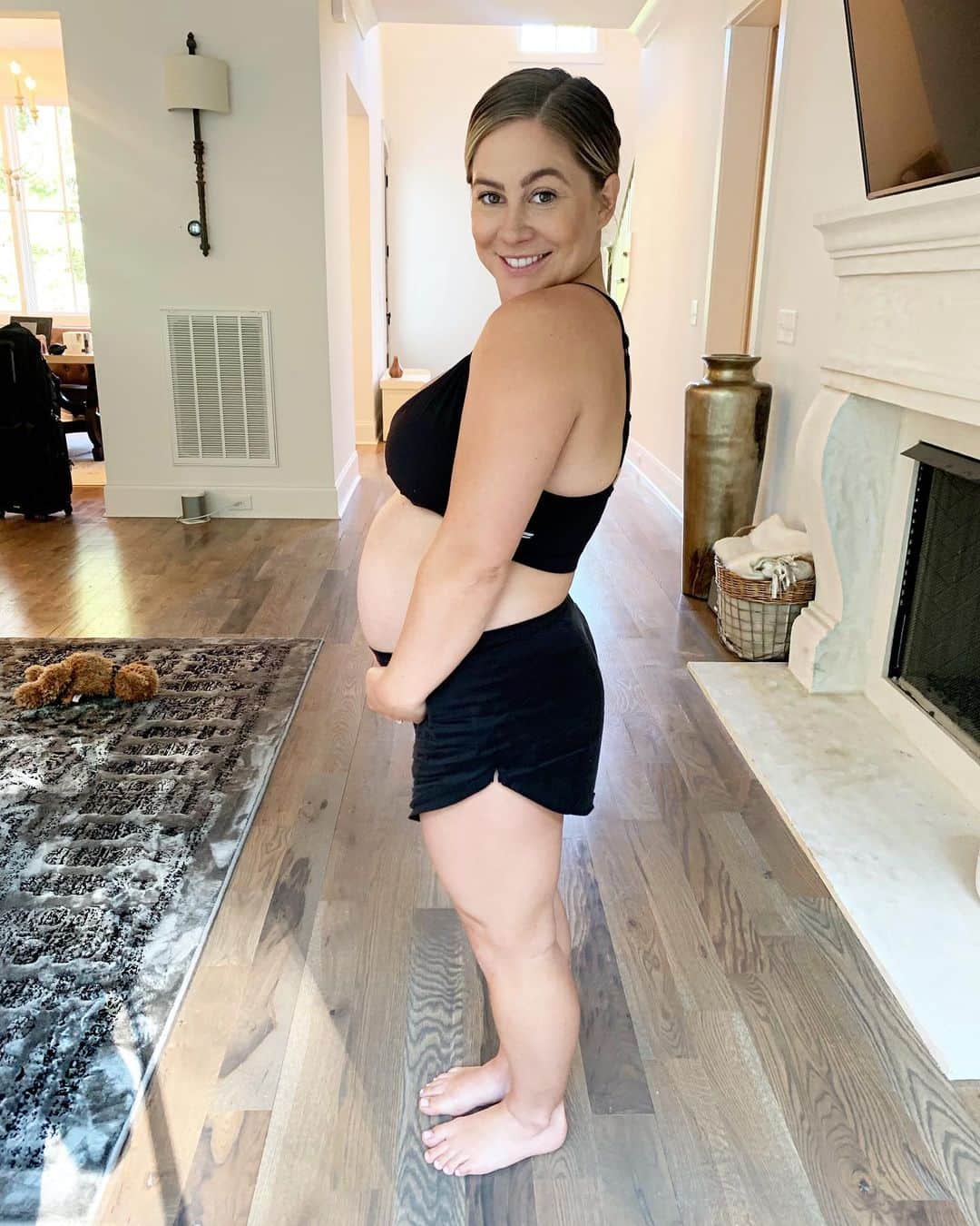 ショーン・ジョンソンさんのインスタグラム写真 - (ショーン・ジョンソンInstagram)「I have a feeling @andrewdeast .... @theeastbaby is going to be big 👀 #bigmama #bump #holybump」7月2日 7時19分 - shawnjohnson