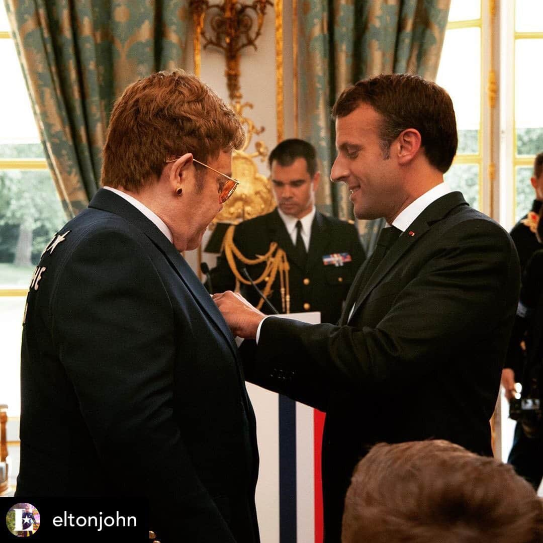 シャロン・ストーンさんのインスタグラム写真 - (シャロン・ストーンInstagram)「Congratulations to Sir Elton John on your Legion d’ Honneur awarded by President Macron. I am a Commandeur so I would like to welcome you and offer you a coffee when you return stateside to discuss. My sincere highest congratulations on your esteemed and much deserved honor. Thank you for all that you have done to aid those in great need during this fight against HIV/AIDS with your glorious and honest voice. Sincerely, Sharon  Posted @withrepost • @eltonjohn Yesterday I received the Légion d’honneur by President @emmanuelmacron for services to music and for my work with @ejaf. It was so humbling and moving to receive such an honour. We also talked the need to successfully replenish the @GlobalFund this October to continue fighting HIV/AIDS, which will help save 16 million lives. We can and must end this epidemic.」7月2日 7時22分 - sharonstone