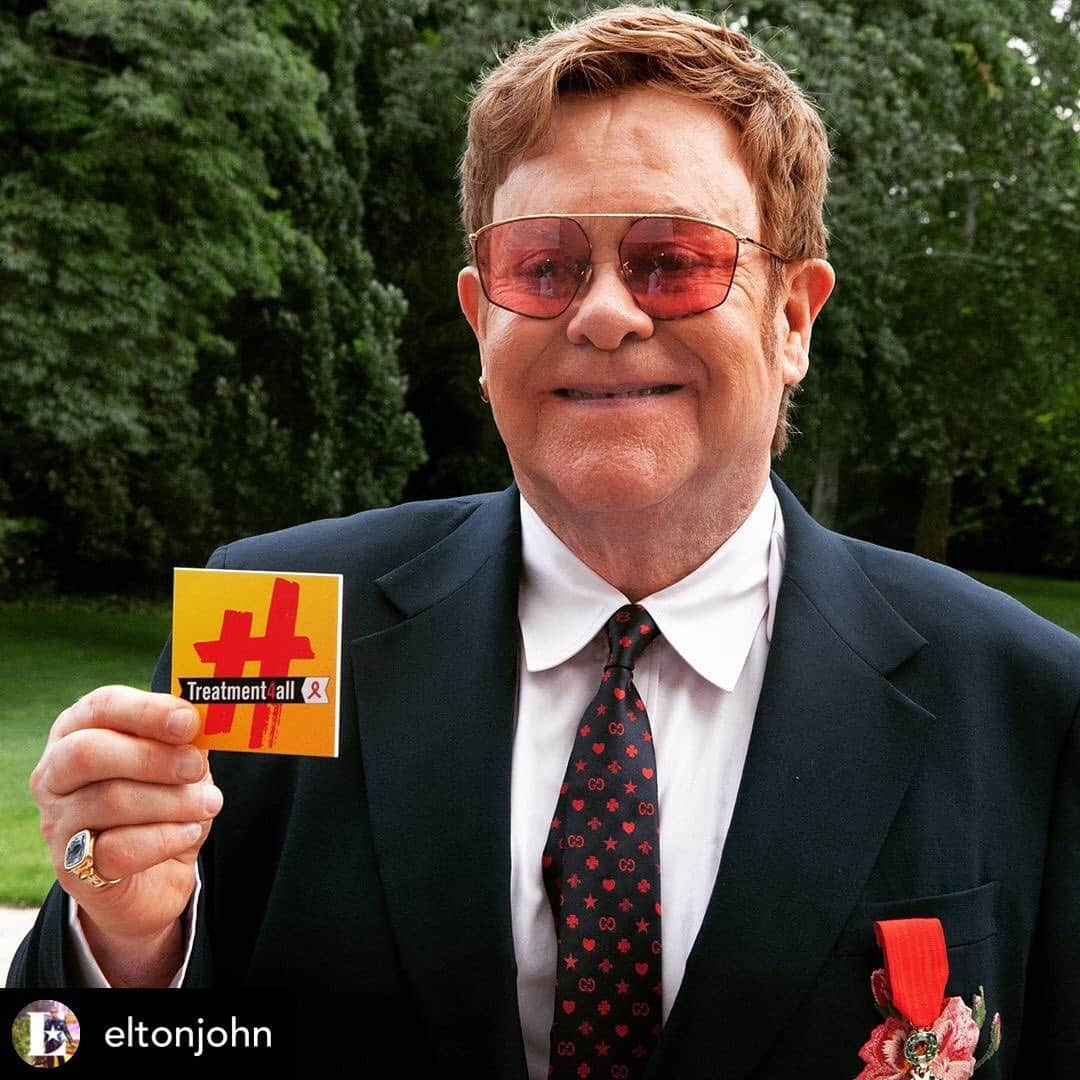 シャロン・ストーンさんのインスタグラム写真 - (シャロン・ストーンInstagram)「Congratulations to Sir Elton John on your Legion d’ Honneur awarded by President Macron. I am a Commandeur so I would like to welcome you and offer you a coffee when you return stateside to discuss. My sincere highest congratulations on your esteemed and much deserved honor. Thank you for all that you have done to aid those in great need during this fight against HIV/AIDS with your glorious and honest voice. Sincerely, Sharon  Posted @withrepost • @eltonjohn Yesterday I received the Légion d’honneur by President @emmanuelmacron for services to music and for my work with @ejaf. It was so humbling and moving to receive such an honour. We also talked the need to successfully replenish the @GlobalFund this October to continue fighting HIV/AIDS, which will help save 16 million lives. We can and must end this epidemic.」7月2日 7時22分 - sharonstone