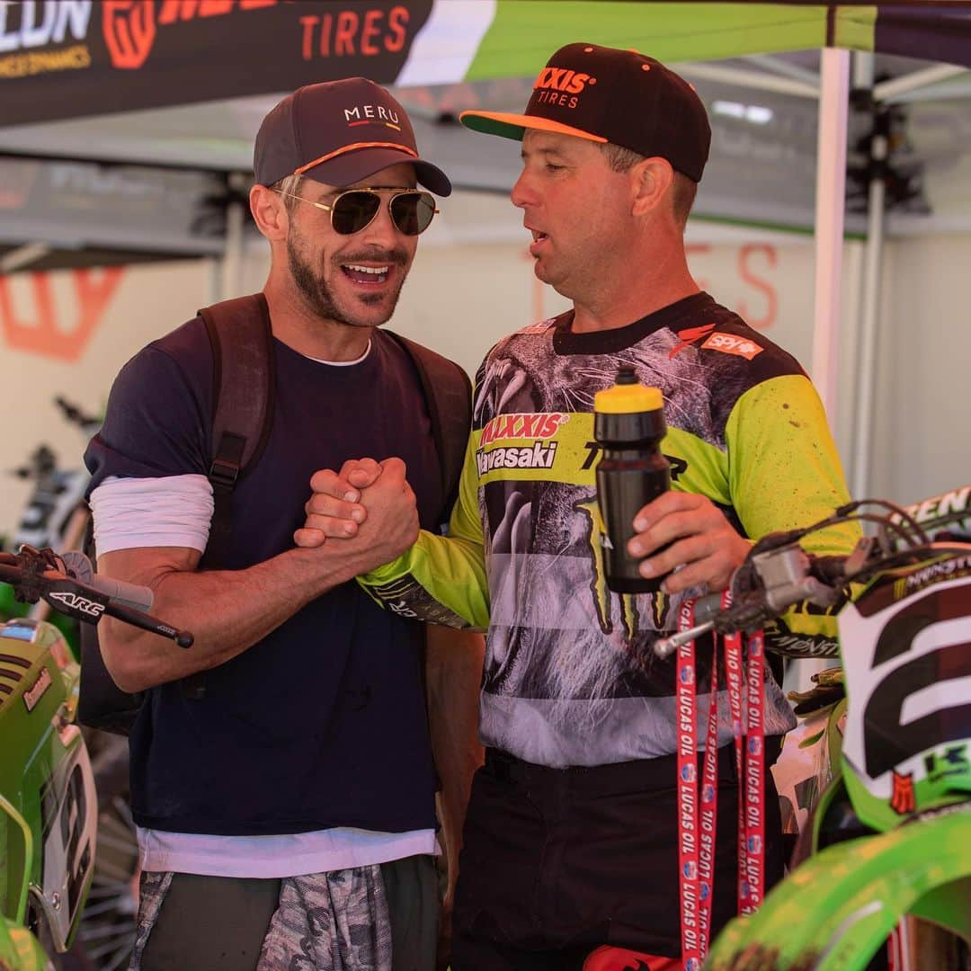 ザック・エフロンさんのインスタグラム写真 - (ザック・エフロンInstagram)「Learning from the best up here in Mammoth🤝@jeremymcgrath」7月2日 7時35分 - zacefron