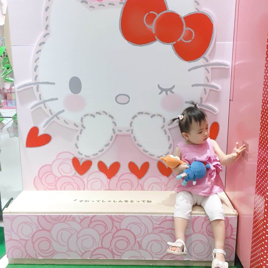 mariomi324さんのインスタグラム写真 - (mariomi324Instagram)「#キティちゃん ♥️♥️♥️ キティチと呼びます🥰 手に持ってるのは、ドキンちゃんとコキンちゃんです😂 ＊ ＊ ＊ ＊ #1歳 #1歳8ヶ月 #babygirl #女の子ママ #ベビー服 #ベビーコーデ #ベビーフォト #プティマイン #petitmain #babygap #エイチアンドエム #キッズコーデ #キッズフォト #kidsfashion #kitty #hellokitty #ハローキティ #サンリオ #子供とお出かけ #子供のいる暮らし」7月2日 7時29分 - mario_ym324