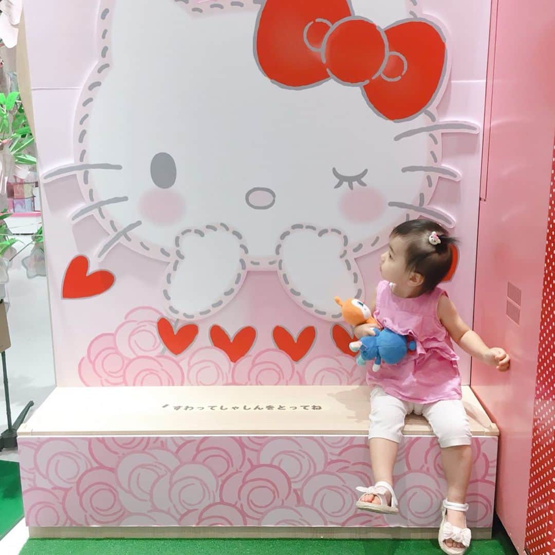 mariomi324さんのインスタグラム写真 - (mariomi324Instagram)「#キティちゃん ♥️♥️♥️ キティチと呼びます🥰 手に持ってるのは、ドキンちゃんとコキンちゃんです😂 ＊ ＊ ＊ ＊ #1歳 #1歳8ヶ月 #babygirl #女の子ママ #ベビー服 #ベビーコーデ #ベビーフォト #プティマイン #petitmain #babygap #エイチアンドエム #キッズコーデ #キッズフォト #kidsfashion #kitty #hellokitty #ハローキティ #サンリオ #子供とお出かけ #子供のいる暮らし」7月2日 7時29分 - mario_ym324