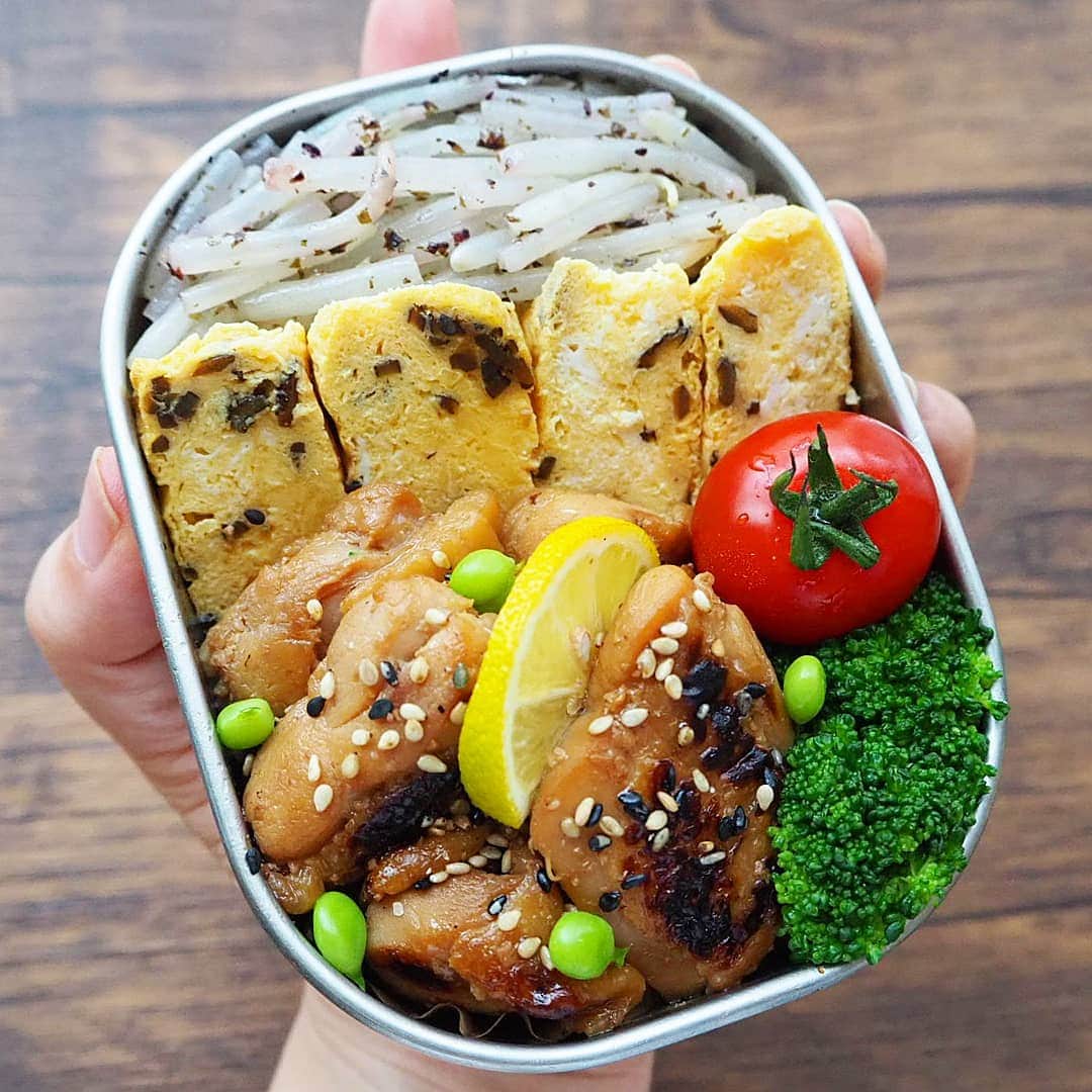 yukirichi119さんのインスタグラム写真 - (yukirichi119Instagram)「2019/07/02(火) #2019ゆきりち弁当 ＊ おはようございますーーー🌞 昨日、オット休みだったので、うちは今日から今週スタート。 (かき氷美味かったな🍧😋) オット、月末に健康診断があるので、 そろそろしっかり 引きしめてこーかなと思ってます😀 今週もどーぞよろしく🖐 ＊ 本日のゆるっと糖質オフのオット弁当🍱 お弁当箱は360ml🙃 ✼••┈┈┈┈••✼••┈┈┈┈••✼ ●ご飯がわりのもやしのゆかり炒め ●照り焼きチキン ●塩昆布入り玉子焼き ●塩ゆでブロッコリー ●🍅(ヘタはとりました) ✼••┈┈┈┈••✼••┈┈┈┈••✼ 著書📖｢糖質オフの満足弁当で 夫婦ともに3か月で10キロヤセました｣(KADOKAWA) 重版決定🙌絶賛発売中📕😀 プロフ( @yukirichi119 )からAmazon購入ページに飛べます🔗 --------------------------------------------------- #ゆきりち  #夫婦ともに3か月で10キロヤセました ⬆使ってね✨😙 #工房アイザワ #工房アイザワ360ml #昼食 #diet #お弁当 #弁当 #作り置き #食べて痩せる #bento #旦那弁当 #lunchbox #昼ごはん #Japanesefood #糖質オフの満足弁当で夫婦ともに3か月で10キロヤセました #地味弁 #ダイエット弁当 #手抜き弁当 #痩せる #ダイエット #bento #夫弁当 #糖質オフ #糖質制限 #痩せたい #照り焼きチキン」7月2日 7時31分 - yukirichi119
