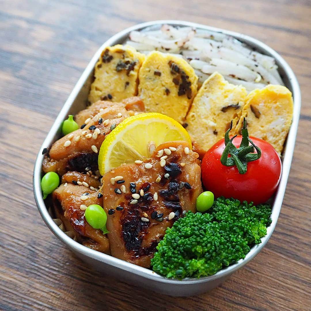 yukirichi119さんのインスタグラム写真 - (yukirichi119Instagram)「2019/07/02(火) #2019ゆきりち弁当 ＊ おはようございますーーー🌞 昨日、オット休みだったので、うちは今日から今週スタート。 (かき氷美味かったな🍧😋) オット、月末に健康診断があるので、 そろそろしっかり 引きしめてこーかなと思ってます😀 今週もどーぞよろしく🖐 ＊ 本日のゆるっと糖質オフのオット弁当🍱 お弁当箱は360ml🙃 ✼••┈┈┈┈••✼••┈┈┈┈••✼ ●ご飯がわりのもやしのゆかり炒め ●照り焼きチキン ●塩昆布入り玉子焼き ●塩ゆでブロッコリー ●🍅(ヘタはとりました) ✼••┈┈┈┈••✼••┈┈┈┈••✼ 著書📖｢糖質オフの満足弁当で 夫婦ともに3か月で10キロヤセました｣(KADOKAWA) 重版決定🙌絶賛発売中📕😀 プロフ( @yukirichi119 )からAmazon購入ページに飛べます🔗 --------------------------------------------------- #ゆきりち  #夫婦ともに3か月で10キロヤセました ⬆使ってね✨😙 #工房アイザワ #工房アイザワ360ml #昼食 #diet #お弁当 #弁当 #作り置き #食べて痩せる #bento #旦那弁当 #lunchbox #昼ごはん #Japanesefood #糖質オフの満足弁当で夫婦ともに3か月で10キロヤセました #地味弁 #ダイエット弁当 #手抜き弁当 #痩せる #ダイエット #bento #夫弁当 #糖質オフ #糖質制限 #痩せたい #照り焼きチキン」7月2日 7時31分 - yukirichi119