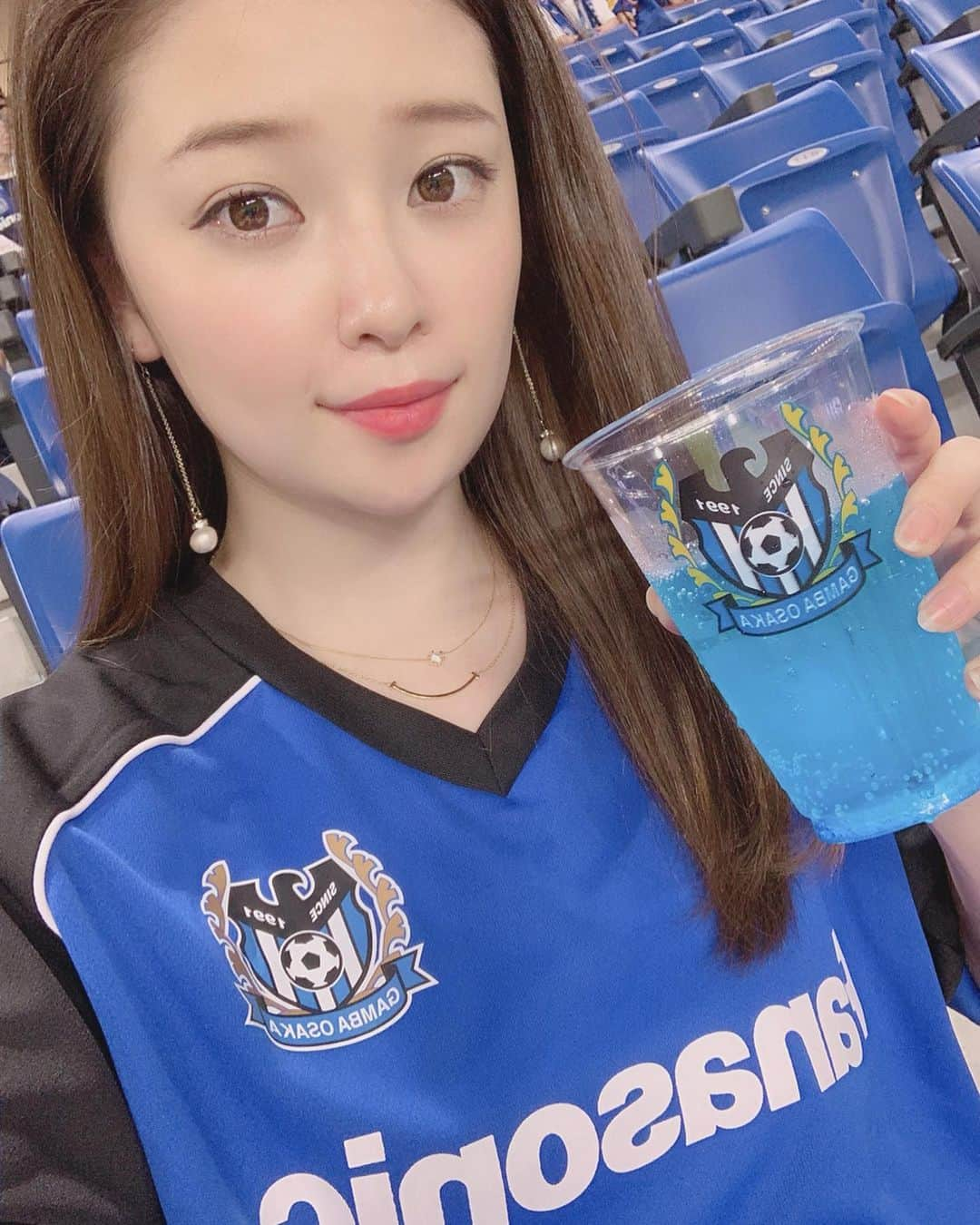 陽菜えみるさんのインスタグラム写真 - (陽菜えみるInstagram)「. こんな良い席で 初めてサッカー観た⚽️💫 宮本監督がすぐそこ‼️‼️‼️ . それより何より驚いたのが 太陽の塔の大きさ🤭✨✨✨ こんな大きかったんだ⁉️ (何度も関西来てるのに初めての対面) . 万博公園の太陽の塔 ひさびさみたいな〜 そやなぁたまにはいいじゃん😝 とりあえず口ずさんだよね(笑) . . #ルヴァン杯 #ルヴァンカップ #ガンバ大阪 #ガンバ #大阪 #vファーレン長崎 #vファーレン #長崎 #サッカー #jリーグ #サッカー観戦 #スポーツ好き #サッカー好き #サッカー好きな人と繋がりたい #サッカー女子 #ユニフォーム #ユニフォーム女子 #ユニフォームマジック #宮本恒靖 監督 #今野泰幸 選手 #遠藤保仁 選手みれなかったの残念 #宇佐美貴史 選手 #おかえりなさい #東口順昭 選手 #オジェソク 選手 #倉田秋 選手 #食野亮太郎 選手 #アデミウソン 選手 #万博公園 #太陽の塔」7月2日 7時38分 - emiru_haruna