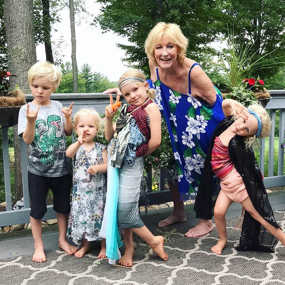 ジェームズ・ヴァン・ダー・ビークさんのインスタグラム写真 - (ジェームズ・ヴァン・ダー・ビークInstagram)「Happy birthday to my Mom... a creative genius who preached the gospel of “There’s no such word as ‘can’t” and has never been afraid to embrace her best crazy... or to laugh at mine. ❤️」7月2日 7時41分 - vanderjames