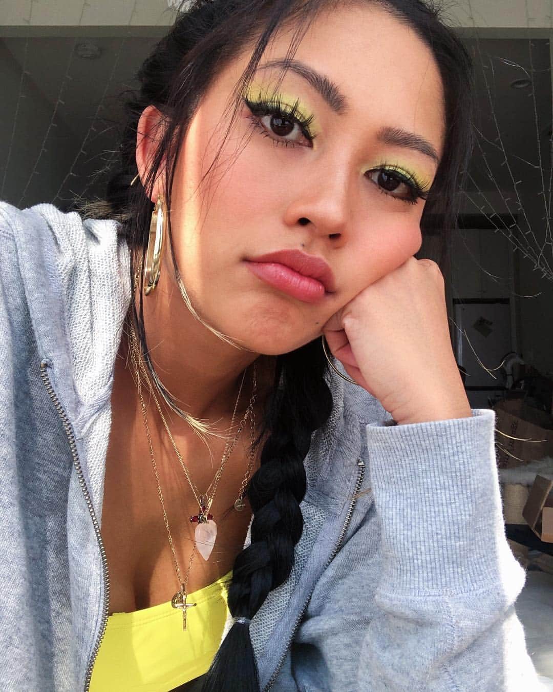 エイミー・ファムのインスタグラム：「mood before winning free makeup → mood after winning free makeup! random giveaway time: if you wanna win this @urbandecaycosmetics sparkle out loud set comment below with a nice deed you did for someone today and i’ll select a random winner and post them in my story! 🌝💛」
