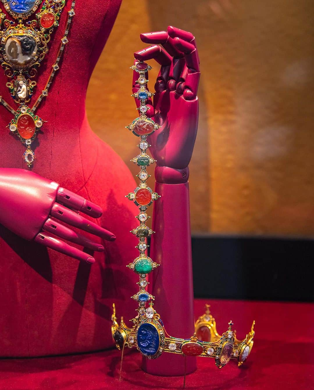 サザビーズさんのインスタグラム写真 - (サザビーズInstagram)「A highlight of ‘Treasures from Chatsworth: The Exhibition,’ the #Devonshire Parure is a #masterpiece of Victorian jewelry consisting of seven items: a bandeau, bracelet, coronet, diadem, necklace, stomacher and comb. Commissioned by the 6th Duke of Devonshire in 1856, the parure incorporates 88 pieces from the 2nd Duke of Devonshire’s extensive carved gem collection, some of which date from the ancient world. This hybrid combination of enameled gold, diamonds and miniature sculpture was made for Maria, Countess Granville, to wear in Moscow to celebrate the coronation of Tsar Alexander II. Today the engraved #gem collection at @chatsworthofficial represents the largest such collection in private hands. ‘Treasures from Chatsworth: The Exhibition’ is on view through 13 September in our #NYC galleries and is free of charge and open to the public. #TreasuresFromChatsworth #ChatsworthHouse #Chatsworth #jewelry」7月2日 7時47分 - sothebys