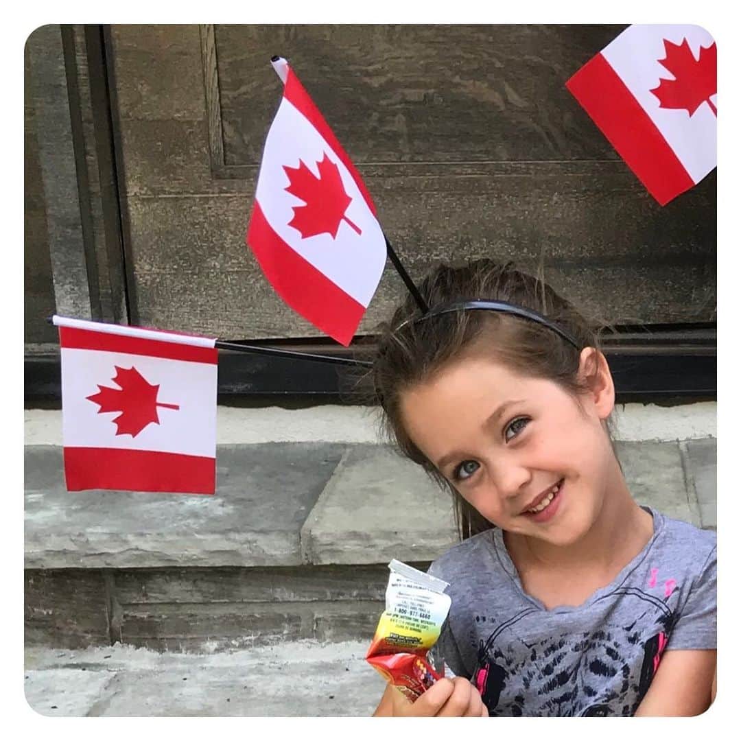 ジェシカ・ブラウンスタインさんのインスタグラム写真 - (ジェシカ・ブラウンスタインInstagram)「I’m not with her 😭... but boy is she cute all patriotic. Happy Canada Day. 🇨🇦」7月2日 7時49分 - jessicamulroney