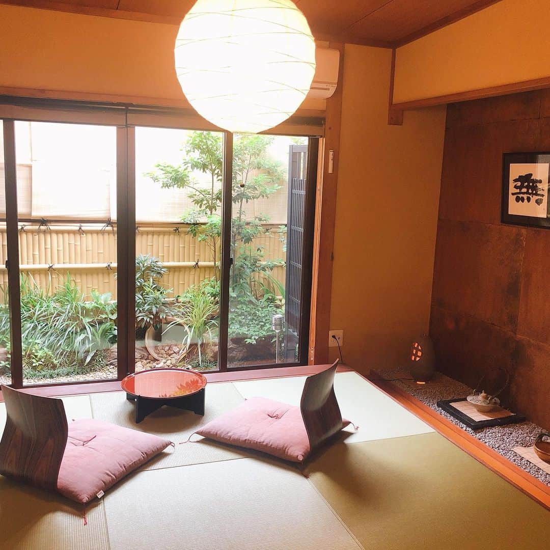 長谷川朋美さんのインスタグラム写真 - (長谷川朋美Instagram)「最近毎月来ている#京都 へ。 今回京都では初めての一棟貸しの宿に宿泊しました。 写真ではいい感じなんだけど、残念な部分も多く、色んな気づきがありました😂 ・ 京都に泊る意味って、豪華さよりも、人の温かみやおもてなしの精神を感じることなんだって強く実感。 それはプライスレスな価値ですよね。 ・ 私の仕事にも活かされる教訓でした。色々ww ただ、やはり京都は大好きなだなー❤️ そして今日は、大好きな京都の友人に会ってから葉山戻ります✨ ・ #kyoto #japan #和 #おもてなし #omotenashi #町家 #一棟貸し #プライスレス」7月2日 8時00分 - hasegawa.elena.tomomi