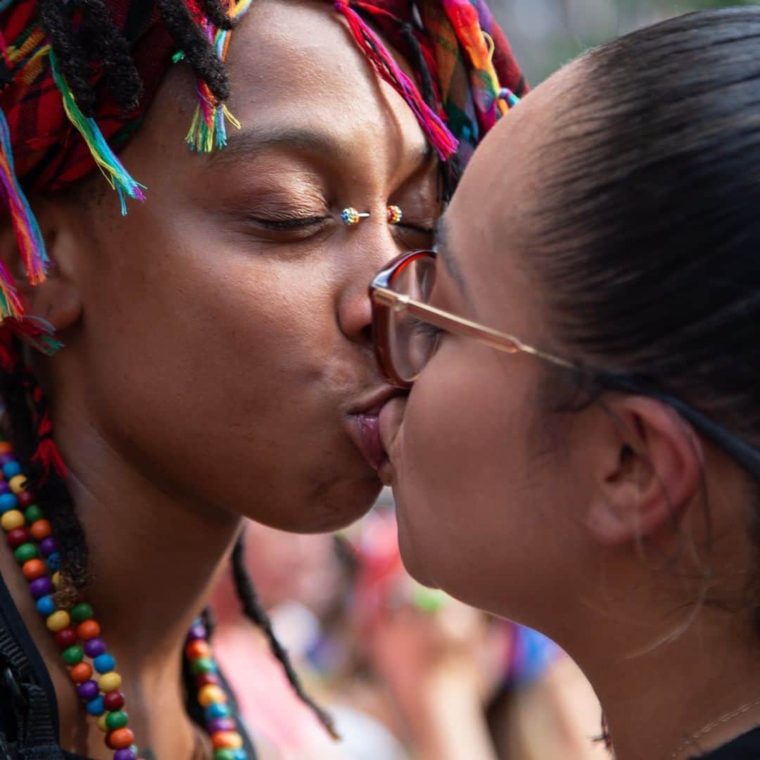 VICEさんのインスタグラム写真 - (VICEInstagram)「Photographer @merylmeisler, who covered her first Pride in 1977, hit the streets to document both Pride and this year's first-ever Queer Liberation March. 📸🏳️‍🌈💕 Link in bio.」7月2日 8時00分 - vice