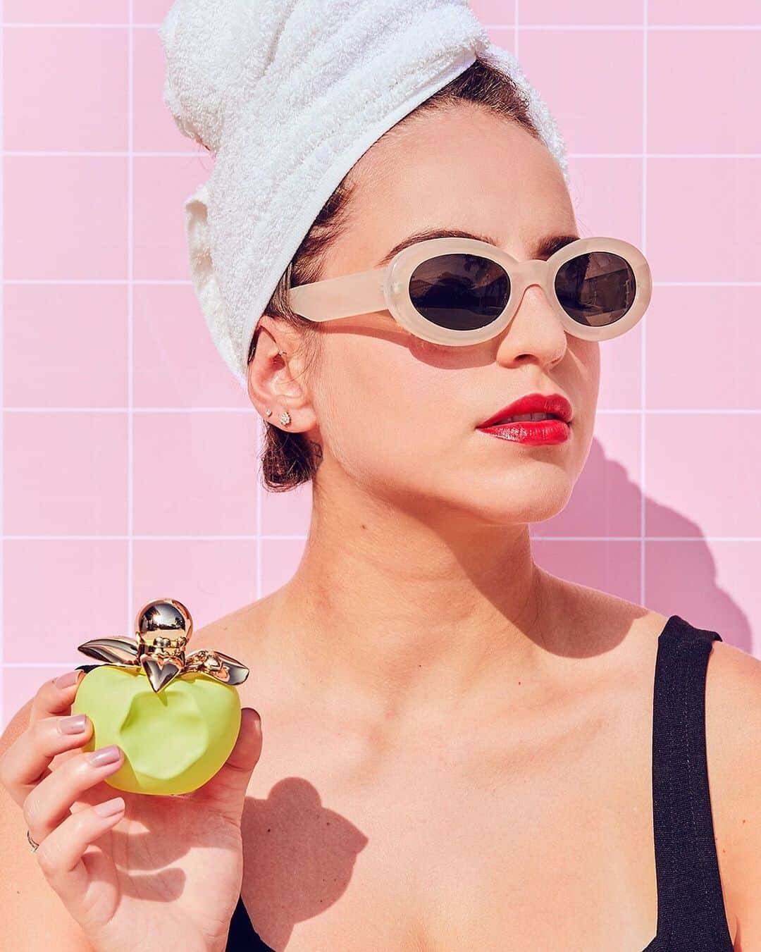 Bruna Unzuetaのインスタグラム：「Que tal um #tb da viagem à Cartagena com @ninaricciparfums ? 🍏 fotografei a nova edição dos perfumes Les Belles de Nina, os Les Sorbets, que já estão a venda! Les Soberts de Nina, Luna e Bella são três versões dos já conhecidos perfumes de Nina Ricci, mas que dessa vez receberam um toque gelado e são inspirados em sorvetes. Esse verdinho que to segurando é inspirado em um coquetel de frapê, com notas de tangerina, toranja, ruibarbo, romã e geleia de rosas. Delicia, né? 🍏😍 #NinaRicciParfums #MyRicciSplash」