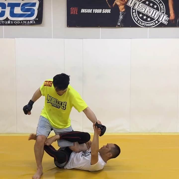 のインスタグラム：「昨夜のクラスはパウンドからのエスケープバリエーション。Escape variation from ground punch🏃‍♂️💨🤛 受け手の @taison_naito も絶好調👍 #shooto0715  #今日のテクニック #leglock #leglocker #technic #shooto #catchwrestling #mma #jiujitsu #rootsgym #workout #ダイエット #会員募集中 #ruminasatotrainingmethod」