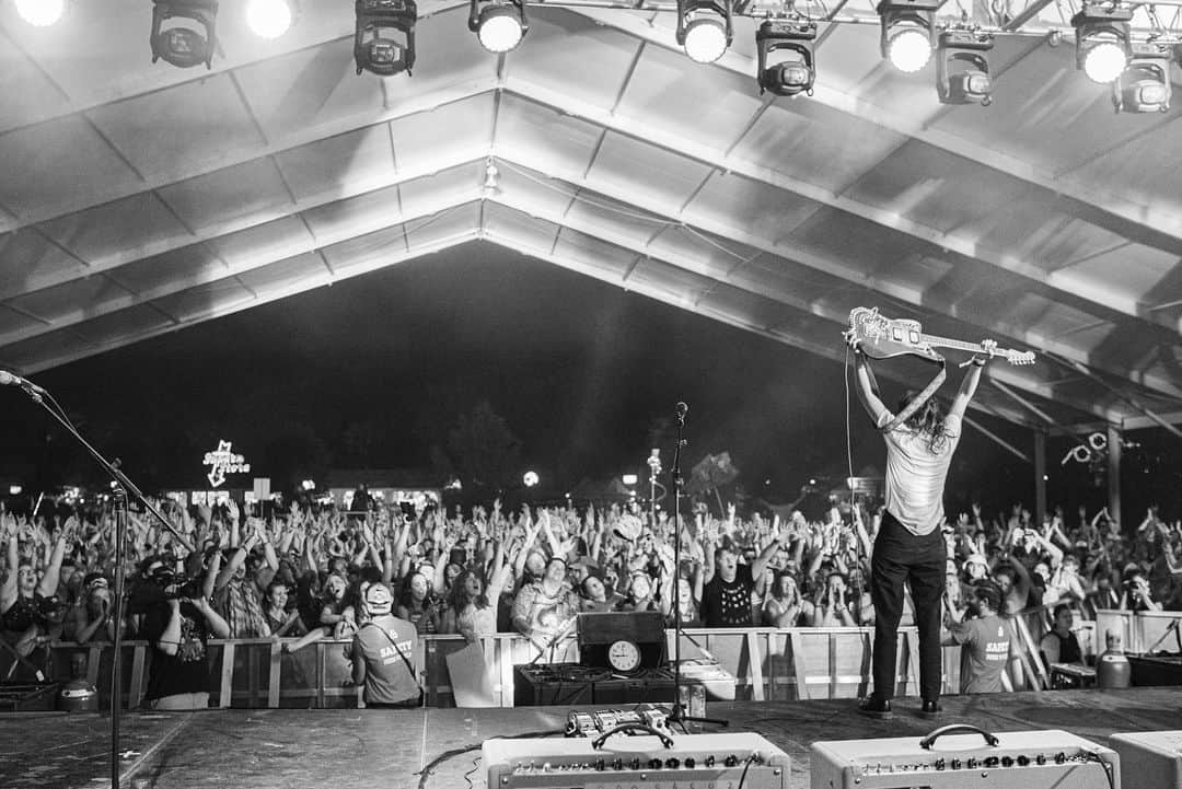 コートニー・バーネットのインスタグラム：「See u this Friday at @festivaljazzmtl !!!! Photo by @poonehghana」