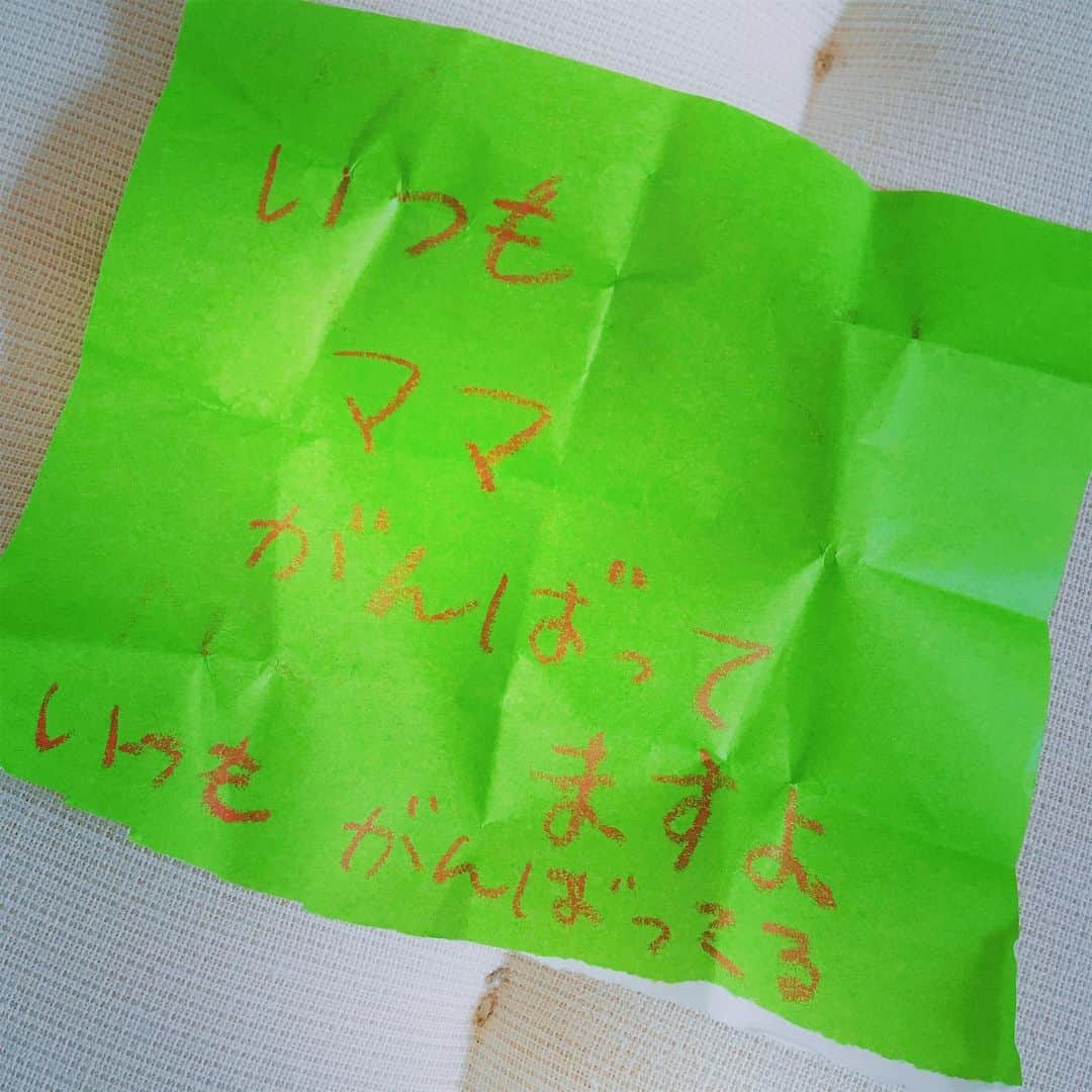 長谷部瞳さんのインスタグラム写真 - (長谷部瞳Instagram)「おはようございます。 昨日で2019年も下半期突入ですね！  先日、娘からお手紙をいただきました。 代筆してもらったものだけど 愛がいっぱい伝わってきました💓  母としての当たり前の毎日は 頑張っている自覚もないけれど こんなにも胸がいっぱいになるなんて 私は知らないうちに頑張っていたのか。。と、気付けました😌  見ていてくれているだと思うと 励まされますね！ 手帳に挟んで大事にします😆  今日も泥んこ汚れ、頑張って落とすぞ！ 娘よ、ありがとう」7月2日 8時08分 - hasebe_hitomi