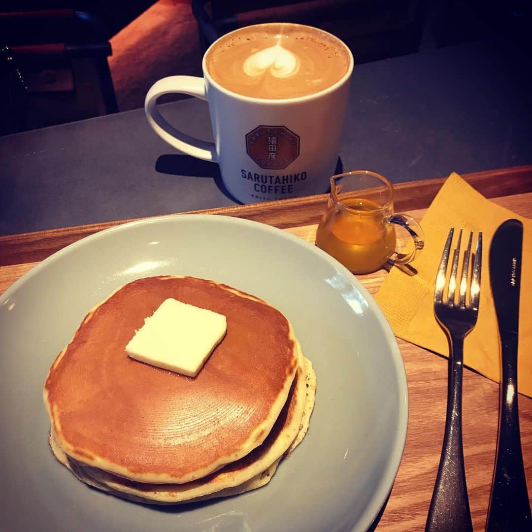 睦さんのインスタグラム写真 - (睦Instagram)「カフェオレと 寿太郎のホットケーキと 読書時間。  漢方診察帰りにて。  #shopping  #windowshopping  #猿田彦珈琲  #はちみつ  #honey  #読書  #reading  #カフェオレ  #cafe  #cafeaulait  #ホットケーキ  #pancake  #ハート  #heart  #book  #美味しい  #買い物  #sarutahikocoffee  #本  #ひとり時間  #漢方  #chinesemedicine  #シンプル  #simple  #作詞家  #モデル  #lyricst  #model  #井上睦都実 #睦」7月2日 8時12分 - mutsumi1220