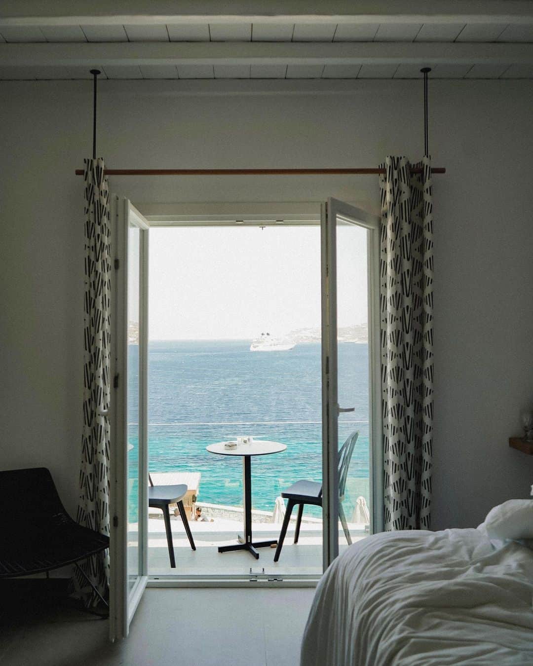 Manamiのインスタグラム：「morning 🛏💎🌊🐬⛴」