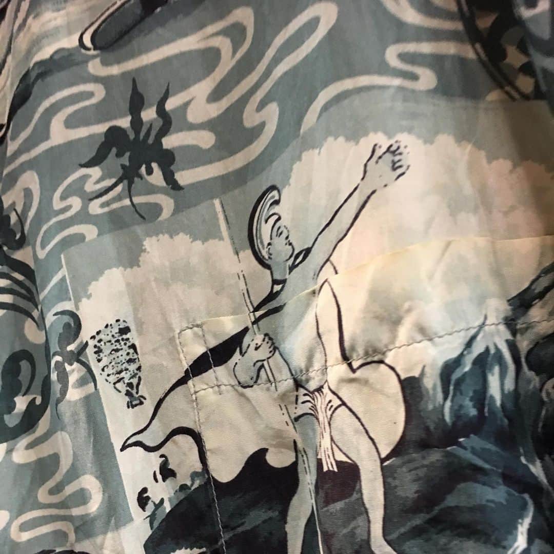 湯江タケユキさんのインスタグラム写真 - (湯江タケユキInstagram)「胸ポケには  南の島の 大王 、、かな？ #1950s#Hawaiian#shirt #vintage#longsleeve#marvins #湯江タケユキ  渋い 色合い なのに それでいて 可愛い、、 ありそうで そんなに 見ない 50s Hawaiianだね、、 早く梅雨 開けろー。」7月2日 8時16分 - takeyukiyue