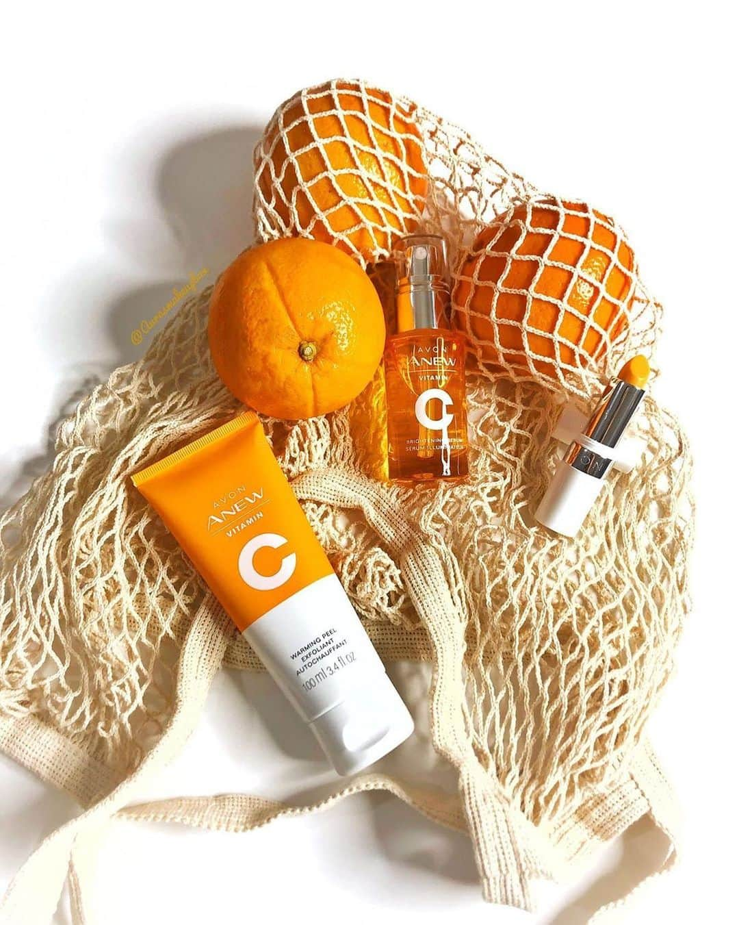 エイボンさんのインスタグラム写真 - (エイボンInstagram)「"I love how Avon is bringing such affordable #skincare to the market!🍊I have been using another set that cost 4x what this entire set is, and I love how these feel!" 📸: @aurasmakeupbox」7月2日 8時32分 - avoninsider