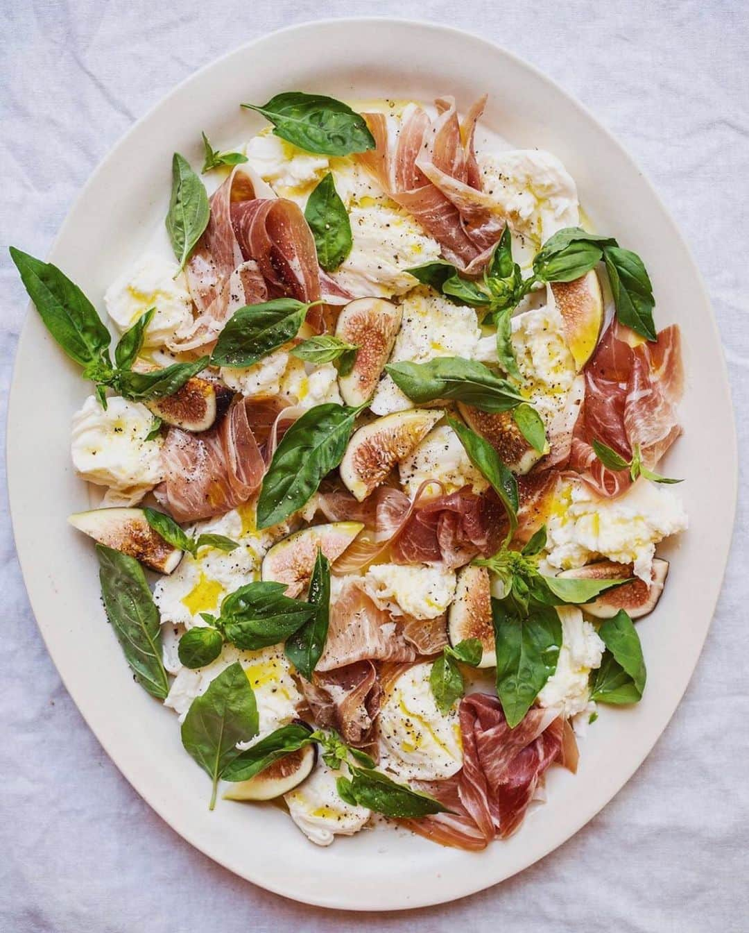 Whole Foods Marketさんのインスタグラム写真 - (Whole Foods MarketInstagram)「Not sure why we haven’t always been eating figs with mozzarella and prosciutto, but consider our lives changed. 📷@localhaven」7月2日 8時34分 - wholefoods