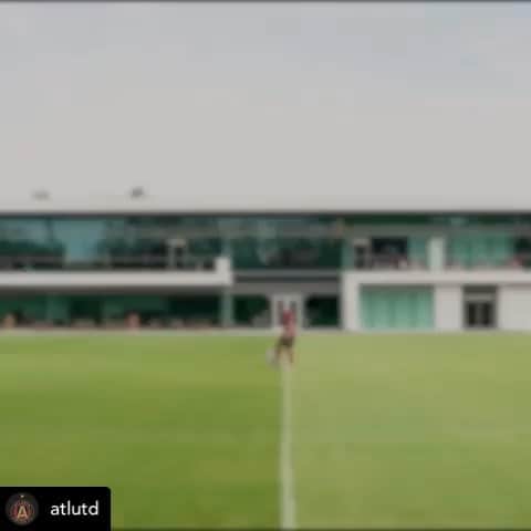 のインスタグラム：「Can’t wait to get started! 🔴⚫️ @atlutd」