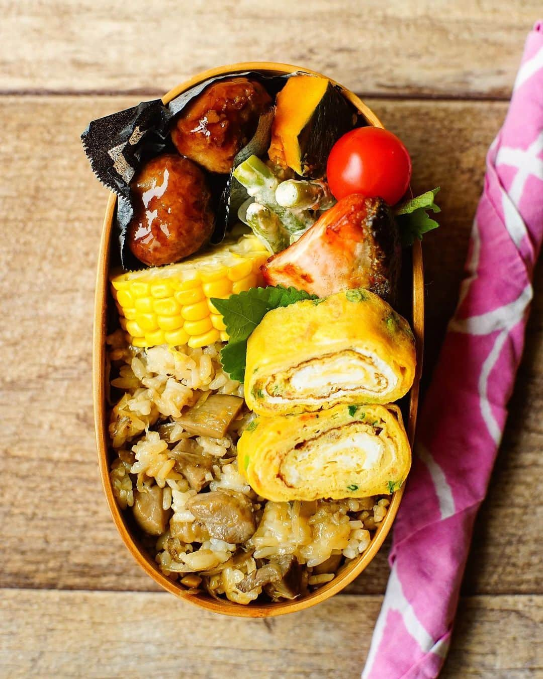 おがわひろこさんのインスタグラム写真 - (おがわひろこInstagram)「2019.7.2 鶏飯 甘酢肉団子 塩鮭 エビとネギ入り卵焼き かぼちゃの煮物 インゲンのツナマヨ和え とうもろこし プチトマト ・ 炊き込みご飯とは違い、味付けした具を炊き上がったご飯に混ぜて作る鶏飯です❗️ ・ ［材料］ ・米 3合 ・もち米 1合 ・鶏モモ肉 250g ・ごぼう 2〜3本（多めでも問題なし） ・ニンニク 2片 ⌾醤油 大さじ5と1/2 ⌾酒 大さじ2 ⌾砂糖 30g ［作り方］ ①米は水少なめで炊き、少し固めがおすすめ。 ②ごぼうはささがきにし、水につけアクをとる。 ③鶏皮は身からはがし、細かく切る。身も同じように細かく切っておく。 ④フライパンを熱したら、鶏皮をじっくり炒めて脂を出し、そこへニンニクのみじん切りを入れ身と一緒に炒める。 ⑤鶏肉に火が通ったら、水を切ったゴボウを入れて炒め、⌾の調味料を入れ煮汁がなくなるくらい煮込む。 ⑥炊き上がったご飯に煮込んだ具を入れて、まんべんなく混ぜて蒸らす。10〜15分蒸らしたら出来上がり。 ・ 鶏肉は普通のもも肉でもおいしいですが、できれば地鶏などがおすすめ。 次の日は更に味が馴染んでおいしくなります😋」7月2日 8時40分 - hiroogw