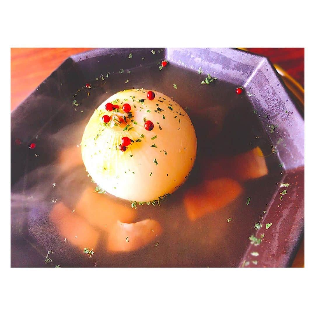 小川みこさんのインスタグラム写真 - (小川みこInstagram)「. . 7/2の朝ごはん🥣 じっくりコトコト煮込んだ スープ♡ . 今日のメニュー ＊まるごと玉ねぎスープ . お母さんからのお土産の 「まるごと玉ねぎスープ」に 玉ねぎをまるごと入れてみた 🤣🤣🤣👍 . 〜材料〜 •まるごと玉ねぎスープ  ない時はコンソメでOK •玉ねぎ •ベーコン •オリーブオイル •パセリ •ピンクペッパー . . 〜作り方〜 •玉ねぎを器に入れてラップを かけレンジで4分 •オリーブオイルを少量いれて 短冊切りしたベーコンを鍋で炒める •鍋にお水を投入 •沸騰したらスープの素と玉ねぎを入れる •コトコト煮込んだら器に •パセリとピンクペッパーで盛り付けて完成 . 玉ねぎスープがお土産って 母よどこに行ったの？笑笑 . #朝ごはん #玉ねぎスープ #まるごと玉ねぎスープ  #スープ #soup  #野菜 #ヘルシーメニュー  #breakfast  #ワンプレート朝ごはん  #おはよう #gm#おうちカフェ #instafood  #instagood  #みこ飯 #micoskitchen  #小川食堂 #お土産  #簡単ごはん  #簡単レシピ」7月2日 8時42分 - miiiiiiiico25