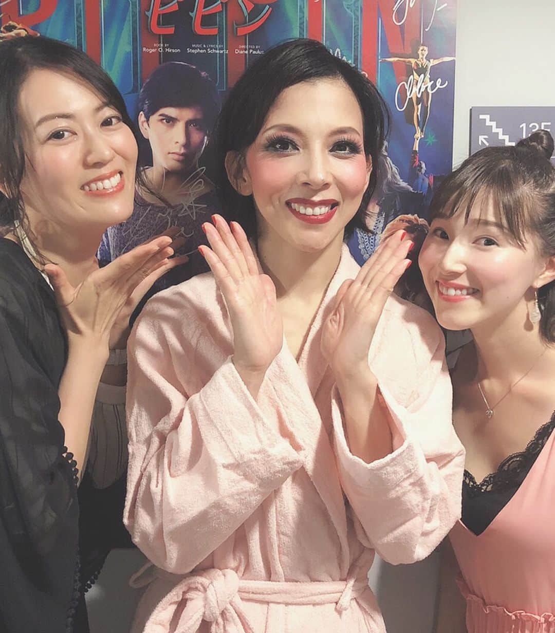 彩星りおんのインスタグラム：「ローマの投稿、ちょっと休憩🇮🇹﻿ またぼちぼち載せていきます。﻿ ＊＊＊＊＊＊＊＊＊＊＊＊＊＊＊﻿ ﻿ ﻿ PIPPIN、観劇させていただきました✨﻿ 想像を超えるエキサイティングな舞台！﻿ 終始ドキドキしながら拝見し、ラストは予想外の展開に驚き。﻿ 人生について深く考えさせられるお話でした。﻿ むー、こんなに面白いならNYでも観ておけばよかったなぁー。﻿ ﻿ 霧矢さんは魅力的でセクシーでファストラーダがとってもお似合いでした✨ウィッグもお衣装も素晴らしい着こなしで、もちろんお顔もいつも通り最高に美しく、ずっと食い入るように見つめてました😍😂﻿ ﻿ NYでランチした妃白ゆあちゃんも出演されていて楽屋で会えました！相変わらず可愛いわぁ💓﻿ まだまだ公演は続くのでネタバレ出来ませんが、個人的には黄色の着ぐるみ系お衣装がめちゃくちゃ好きでした。﻿ ﻿ 他にも知り合いが出演していて皆さんのご活躍を楽しく拝見しました☺️﻿ 大楽まで頑張ってください✨✨✨﻿ ﻿ Went to see the Japanese version of the b-way musical PIPPIN.﻿ It was extraordinarily and definitely the most thrilling show I've ever seen in Japan!!﻿ Kiriya-san who appeared in the show as Fastrada is my sinior of Takarazuka.﻿ I'm going to perform in her 25th anniversary dinner show in August. Super excited!!!﻿ ﻿ ﻿ ﻿ #霧矢大夢 さん﻿ #妃白ゆあ ちゃん﻿ #中原由貴 ちゃん﻿ #broadwaymusical﻿ #pippin﻿ ﻿」