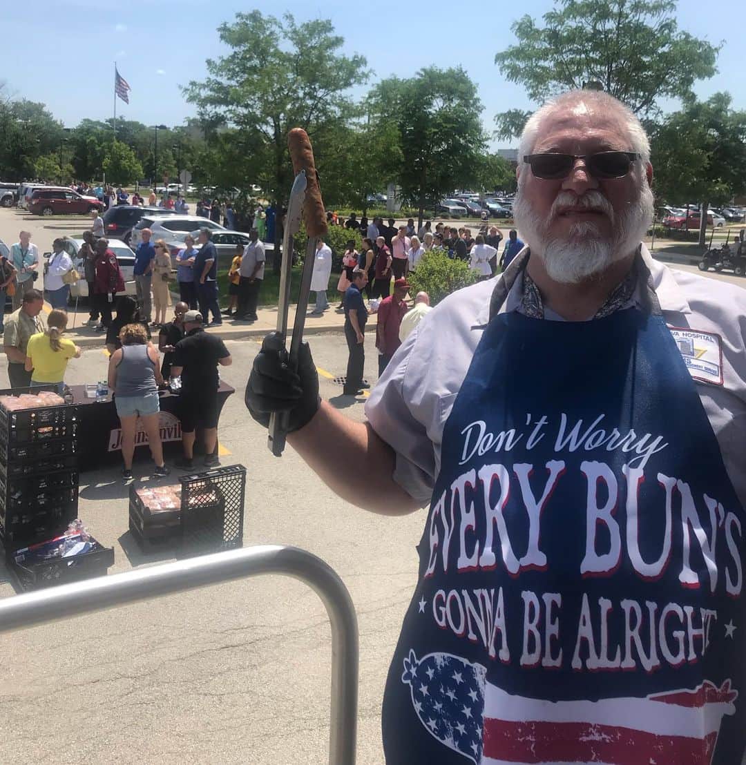 ジョンソンヴィルのインスタグラム：「Thanks to the 100s of staff & veterans @hinesvahospital who braved the hot temps to join us for even hotter brats off the #BigTasteGrill. The perfect start to our 4th of July week was spending it with those who bravely served & fought for our freedom. Thank you for having us & for all that you do for our country! 🌭🇺🇸 • • #crashingcookouts #youcantspellsausagewithoutusa  #grilling #cookout #4thofjuly #independenceday #brats #saUSAge #betterwithsausage」