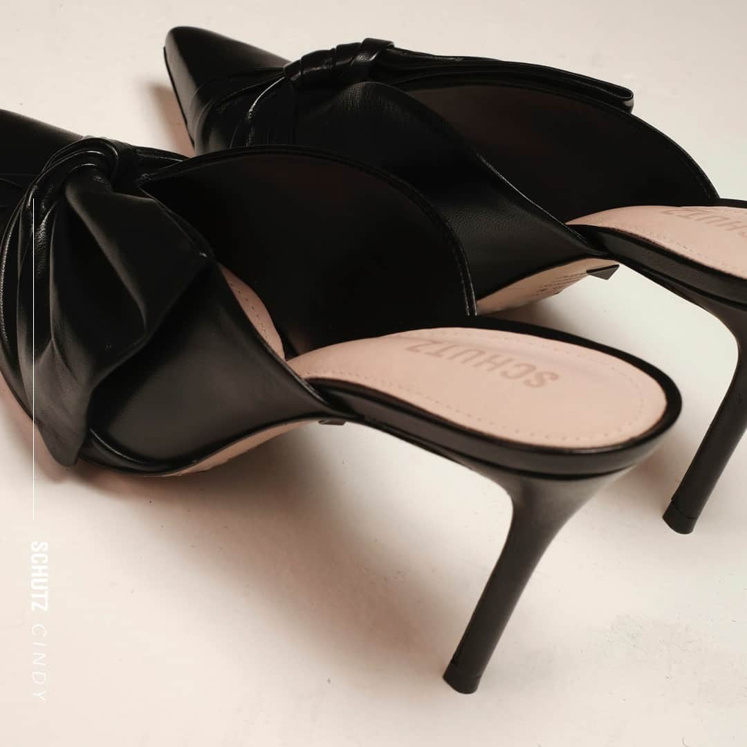 Schutzのインスタグラム：「ICONIC DETAILS: Schutz Cindy 🖤 #schutzicon」