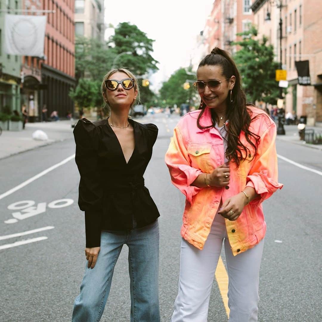 サムエデルマンのインスタグラム：「Sunny days ahead 🕶 @yin2myyang in our Logo Cateye Sunglasses, Navigator Sunglasses and Chelsea Denim」