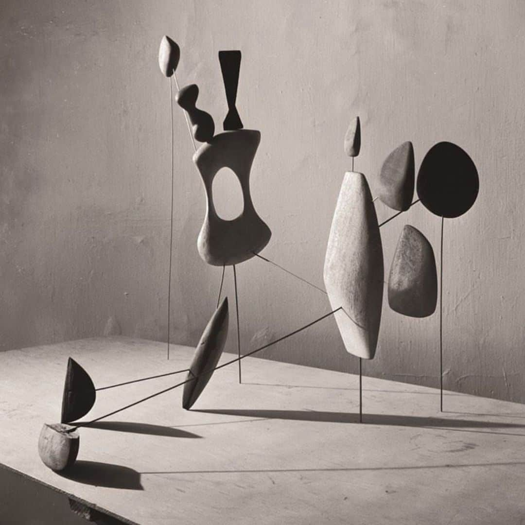 アポロジーさんのインスタグラム写真 - (アポロジーInstagram)「Alexandre Calder - Vertical Installation - 1943  Everything I always loved /// /// Tout ce que j'aime  #alexandercalder #modernism #midcenturymodern #midcentury #installation #beyondinspiration」7月2日 9時00分 - olivia_cognet