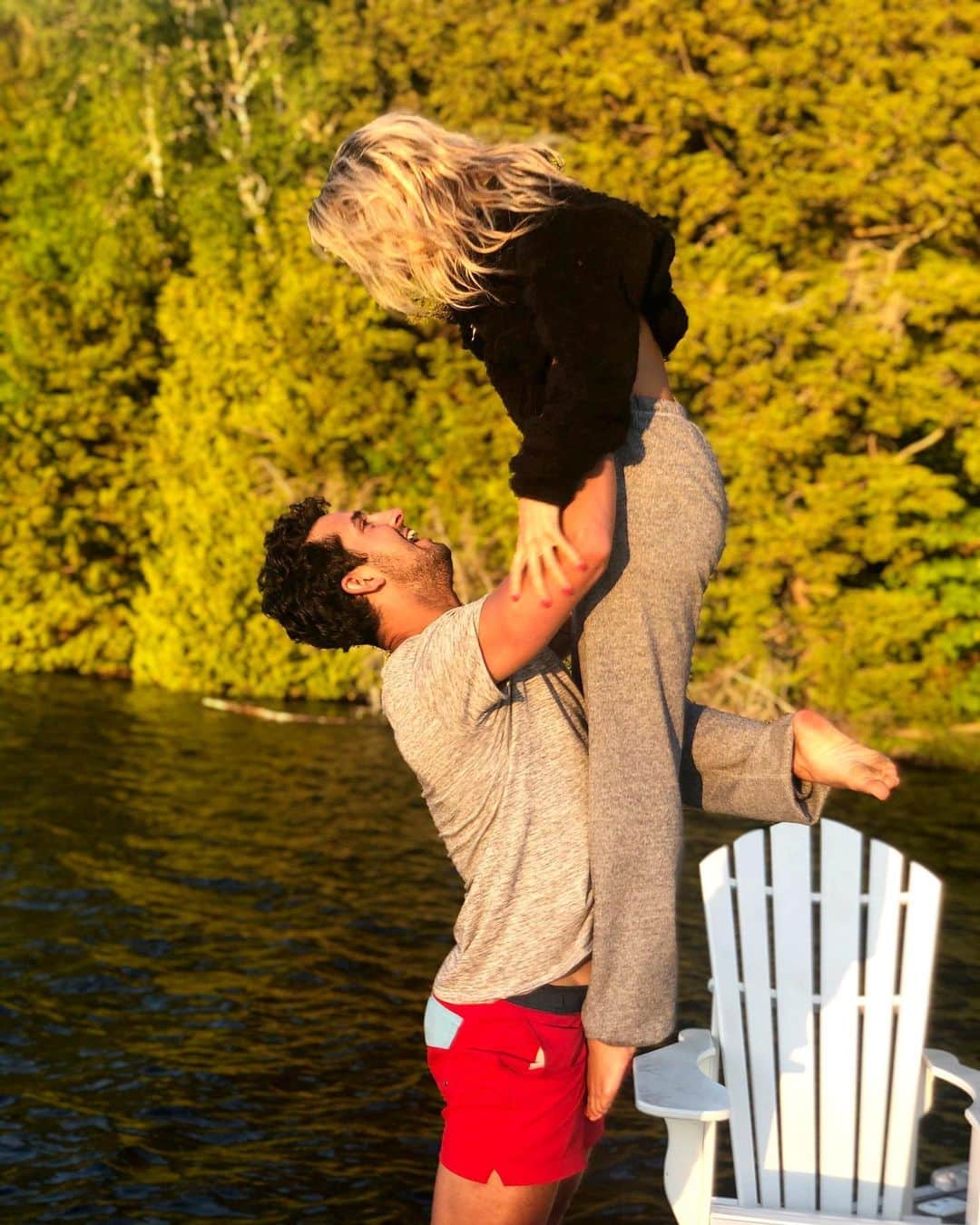 カーステン・ムーア＝タワーズのインスタグラム：「Instagram vs reality .... lake life edition  Thanks for taking lame-o pictures with me. For your birthday we’ll do your favourite and take zero pictures• • #lakelife #kawagamalake #myboyfriendliam #incaseididntsayitalready」