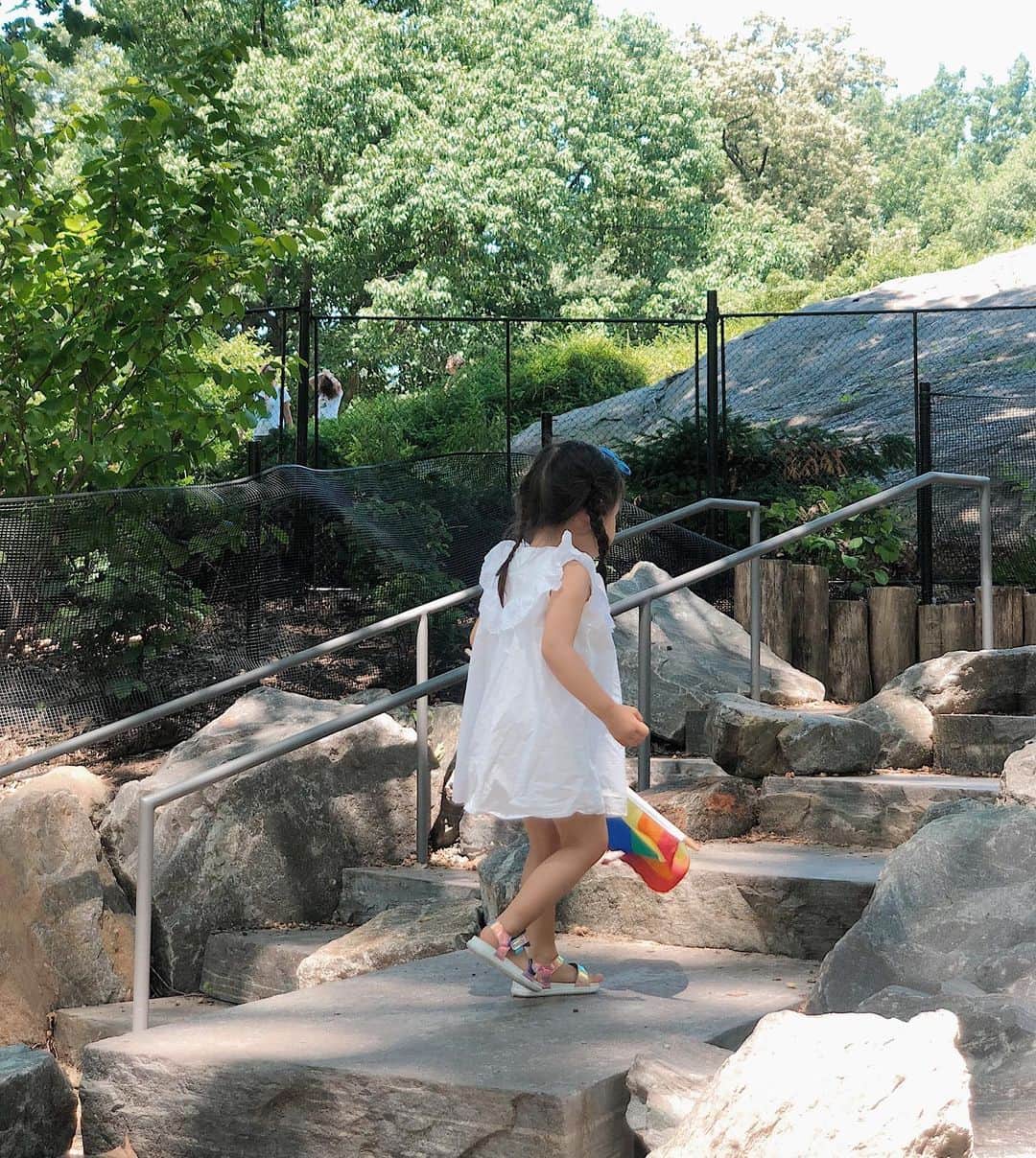 翁安芸さんのインスタグラム写真 - (翁安芸Instagram)「NYの公園(Playground)を探して、色々行ってみています！セントラルパークのこの公園は、大きな滑り台が特にお気に入り😆🌈💙 #newyork #nyc #playground #billyjohnson #centralpark #ニューヨーク」7月2日 9時05分 - akinyc