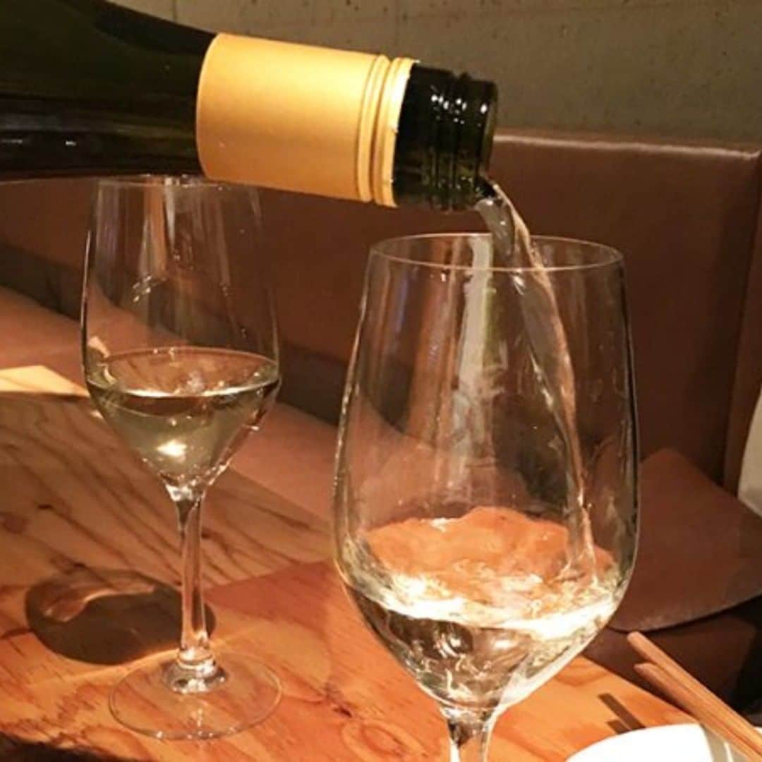 ビアージョ新宿のインスタグラム：「こんにちは、東京・西新宿のイタリアン＆ワインバル「ビアージョ」です。 ブログ更新しました！ 「夏にはビアージョで、ワインをお楽しみください」 是非ご来店をお待ちしております。 ▼詳しくはこちら▼ https://viagio-shinjuku.com/  #ビアージョ#新宿#イタリアン#バル#居酒屋#送別会#二次会」