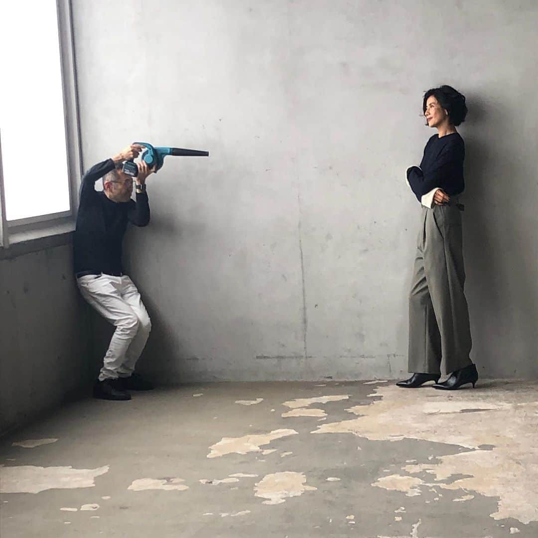 長谷川理恵さんのインスタグラム写真 - (長谷川理恵Instagram)「雑誌エクラプレミアムの撮影シーン。 ヒロさんのプロフェッショナル魂を感じる一枚！風の当て方ひとつで本当に変わるのです。 さだえさんのメイクも好きだし、いく子さんのスタイリングは、色の組み合わせが素敵すぎ。 9月発売です。お楽しみに！！ 私も既にお買い取りアイテムがたくさん🎉 @ikukoluv  @sadaebam  #エクラ #エクラプレミアム #撮影 #モデルのお仕事」7月2日 9時09分 - rie_hasegawa