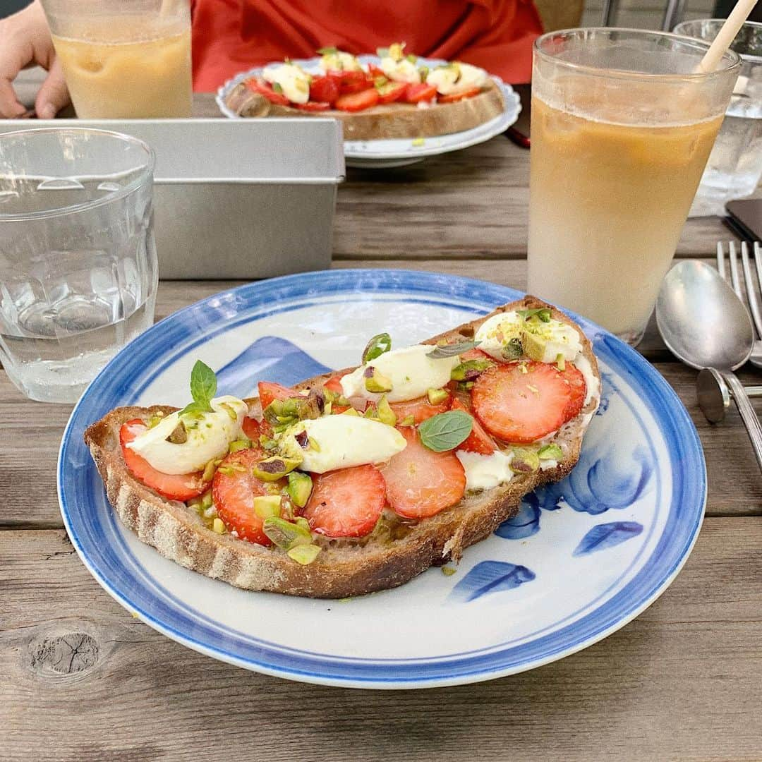 mina hinokuchiさんのインスタグラム写真 - (mina hinokuchiInstagram)「. 最近お気に入りのカフェ☕️ どのパンも美味しいけど オープンサンドが美味しくておススメです♡ この苺も美味しかったし、2枚目の鰹のオープンサンドも本当に美味しかった！🍽 雰囲気も良いしお店の方も親切で🌿またゆっくり行きたい♪♪ . #bricolagebreadandco #ブリコラージュブレッドアンドカンパニー #六本木 #けやき坂 #六本木カフェ #mina_カフェ #オープンサンド」7月2日 9時20分 - miiinah