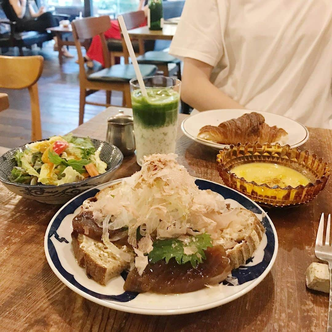 mina hinokuchiさんのインスタグラム写真 - (mina hinokuchiInstagram)「. 最近お気に入りのカフェ☕️ どのパンも美味しいけど オープンサンドが美味しくておススメです♡ この苺も美味しかったし、2枚目の鰹のオープンサンドも本当に美味しかった！🍽 雰囲気も良いしお店の方も親切で🌿またゆっくり行きたい♪♪ . #bricolagebreadandco #ブリコラージュブレッドアンドカンパニー #六本木 #けやき坂 #六本木カフェ #mina_カフェ #オープンサンド」7月2日 9時20分 - miiinah