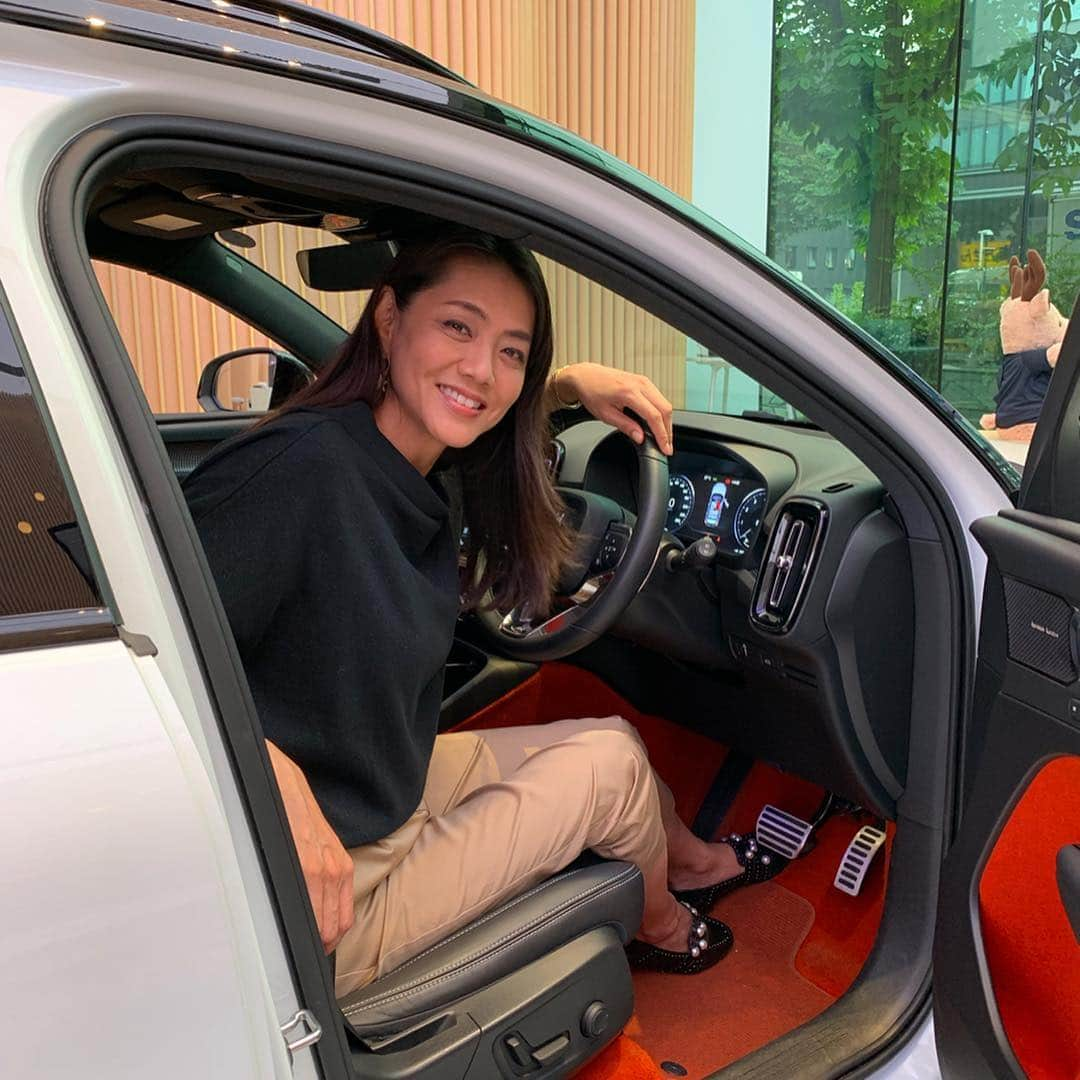 前田典子さんのインスタグラム写真 - (前田典子Instagram)「@volvo.studio.aoyama  #ボルボスタジ青山 にて ボルボカフェで スゥエーデンのデザート #セムラ 美味しかった❣️ 濃いコーヒーをペリエで割った #エスプレッソペリエ 👍 炭酸コーヒーイケる👌☕️ VOLVOを見ながらお茶  試乗もしてきました😊🚗」7月2日 9時15分 - maenorichang