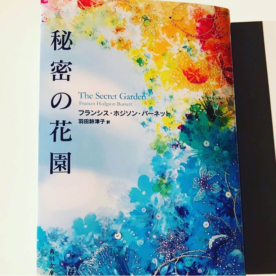 清川あさみさんのインスタグラム写真 - (清川あさみInstagram)「この真木さんをイメージしたのが手塚治虫 の火の鳥のモデルになった #ケツァール は私の #もうひとつの場所  絶滅危惧種図鑑えほん にも登場する🌈美しい鳥。この絵本も夏休みに見てほしい一冊。 そして最近では絵本の最後のページが #秘密の花園 カバーに使われ発売してます💐 そういえば..今月はまたまた凄すぎる方を採集しに行ってきます🥰セッションが楽しみ。 そこで質問。皆んなが作品になって欲しい人是非教えてみてください✨ #男女国内外問わず #リクエスト聞いてみたい❤️ #もうひとつの場所 #ケツァール #美女採集 #お気に入り作品 #刺繍 #embroidery #photography  #絶滅危惧種 #絶滅動物 #美しき  モデルは #真木よう子 ちゃん #美しい鳥 #水戸芸術館 #メインビジュアルの #asamikiyokawa #採集」7月2日 9時15分 - asami_kiyokawa