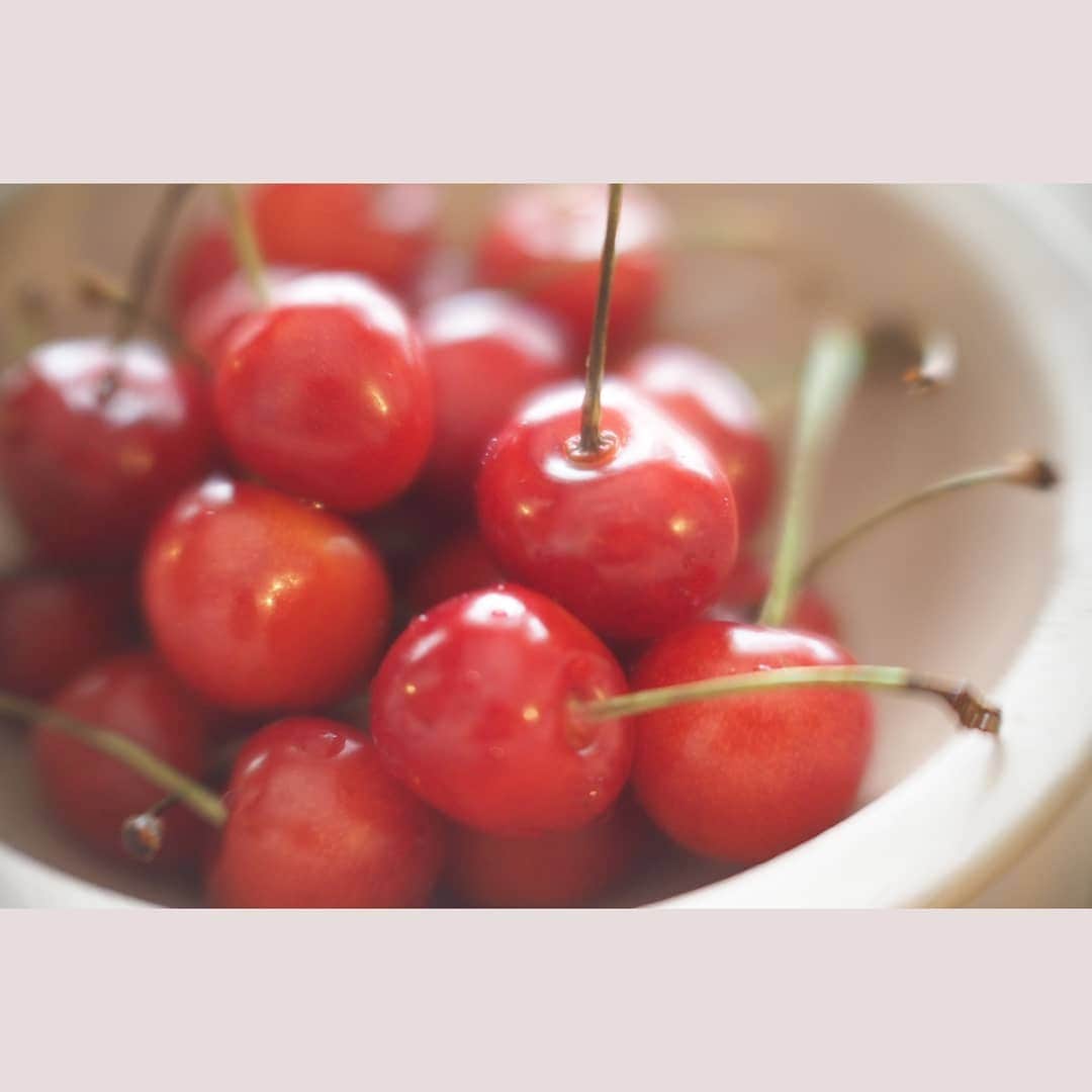 花澄さんのインスタグラム写真 - (花澄Instagram)「さくらんぼの可愛さたるや。 スモークツリーの優しさたるや。  #tokyo#japan#olympus#olympuspen#olympuspenepl8#switar#macroswitar#macroswitar26mm#oldlens#cinelens#オールドレンズ#シネレンズ#oldlens_tokyo#cherry#さくらんぼ#東方美人#台湾茶」7月2日 9時37分 - textisan
