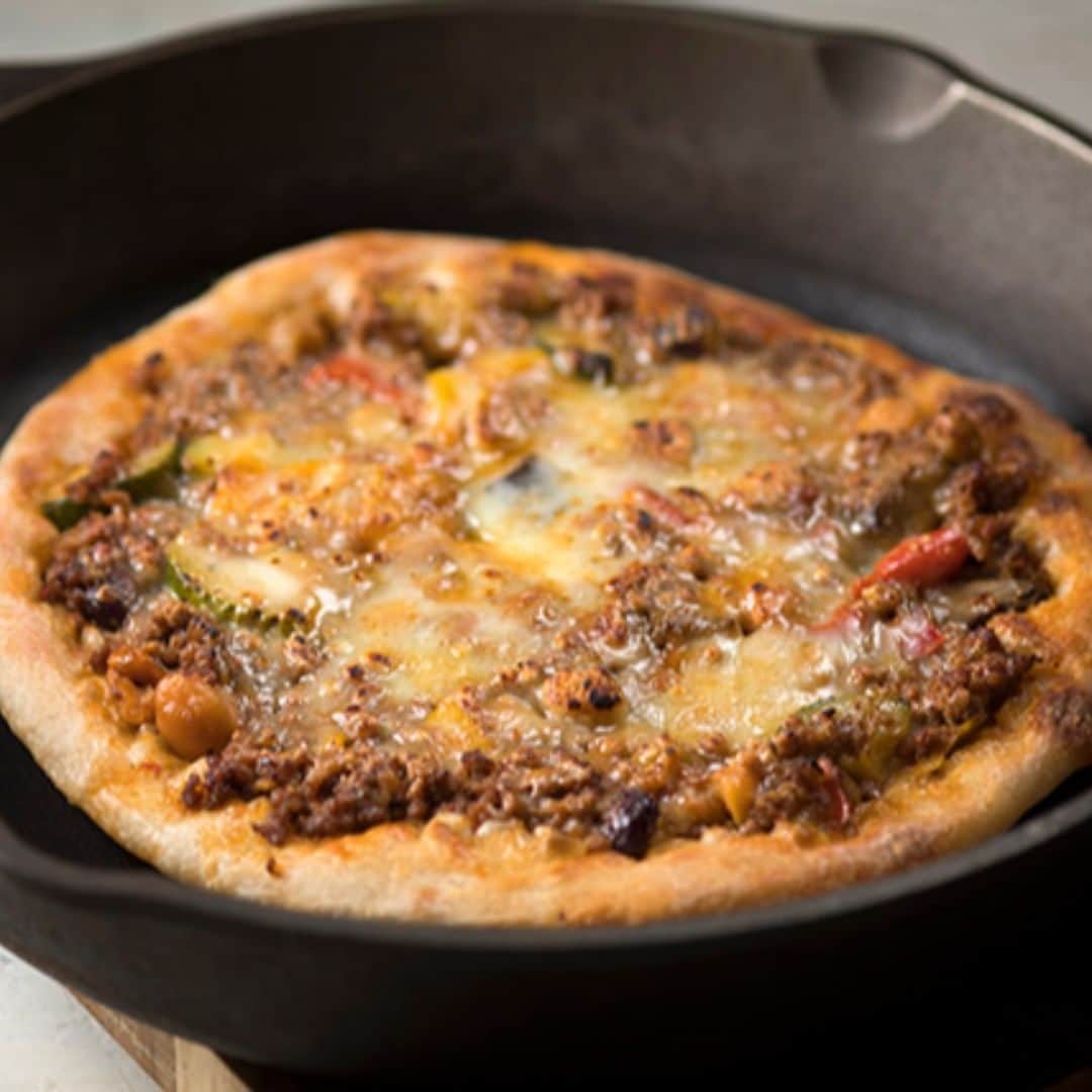 Courtyard by Marriott Tokyoのインスタグラム：「Chili Con Carne Pizza baked in a LAVAROCK oven 🍕😋🍽️😊 With crispy dough, Chef’s original pizza is topped with chili con carne featuring the rich flavor of ground beef and shredded cheese. You will get hooked on the Cajun spices and spicy chili.  溶岩石の釜焼きチリコンカーンPIZZA at LAVAROCK🍖🥘😃 シェフオリジナルのピザは、さっくりとした生地の上に、牛挽肉の旨味がギュッと詰まったチリコンカーンとシュレッドチーズをトッピング、ほうばるとケイジャンの風味や唐辛子の辛みで、いくつでも食べてしまうほど癖になる味です。#tokyogourmet #delicious #instagourmet #tokyorestaurant #美味しいお店 #ピザ #テラス #pizza #spicy #ginza #銀座 #スキレット #cytokyo」