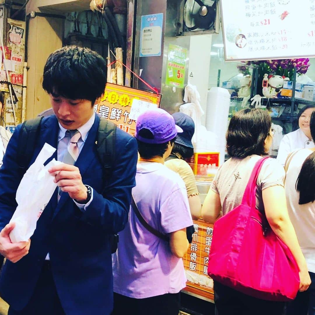 おっさんずラブ 武蔵の部屋さんのインスタグラム写真 - (おっさんずラブ 武蔵の部屋Instagram)「ちょ待、ちょ待てよ‼️なんてこった‼️こんな偶然があっていいのだろうか否ない‼️でもあった‼️パニック‼️武蔵大パニック‼️ #昨夜香港に到着しまして #朝活で街を歩いていたら #あそこに見ゆるは... #はるたんではないか‼️ #まさかのはるたんではないか‼️ #声をかけそうになりましたが #いや待てよ‼️ #声かけたらまるで追いかけてきたみたいじゃん #会いに来たみたいじゃん #違うから全然そんなんじゃないんだからね‼️ #とりま隠し撮りに留めます #DiscoverHongKong」7月2日 9時31分 - musashis_room